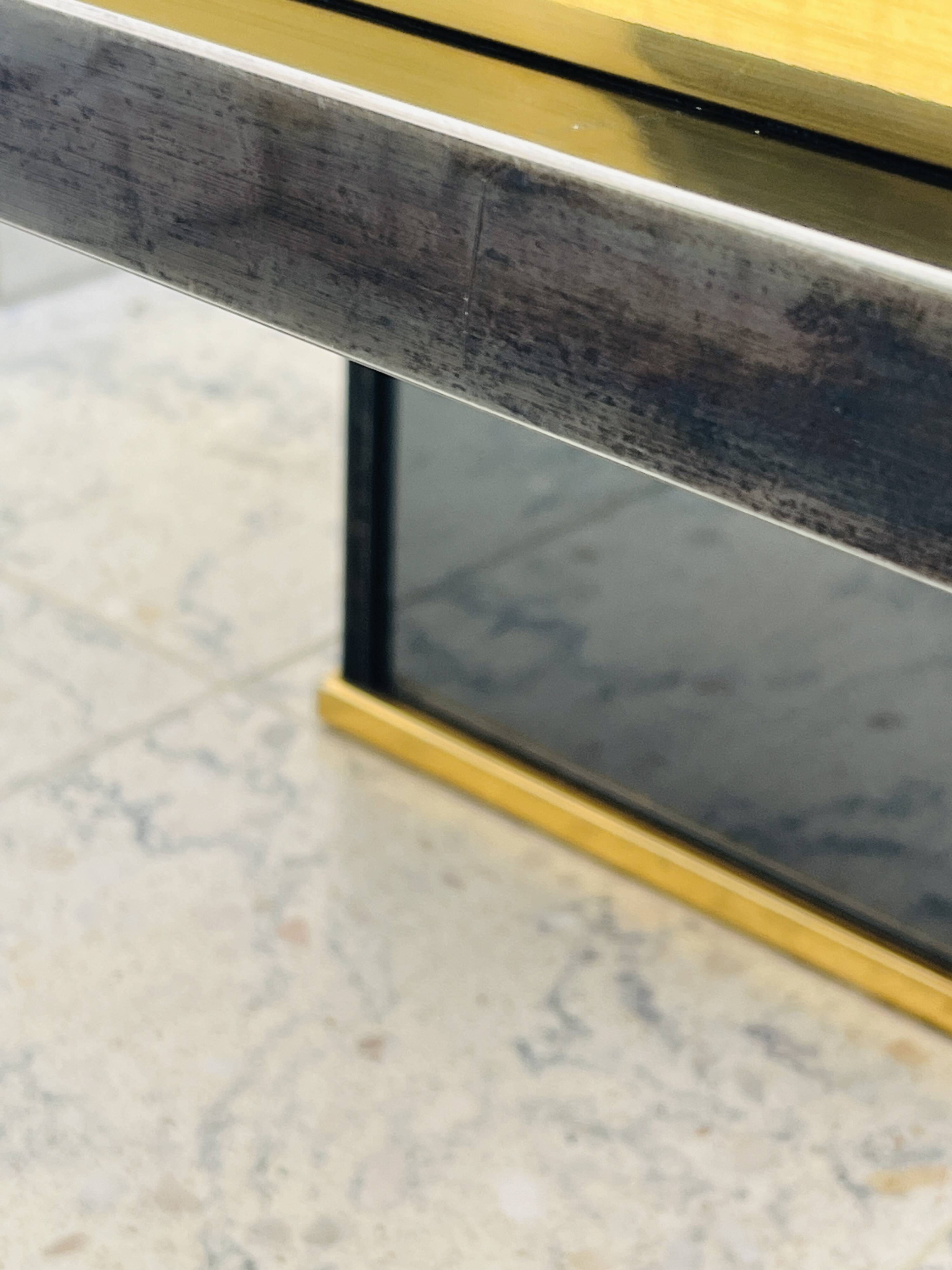 Table basse bicolore en laiton et miroir noir par Fedam