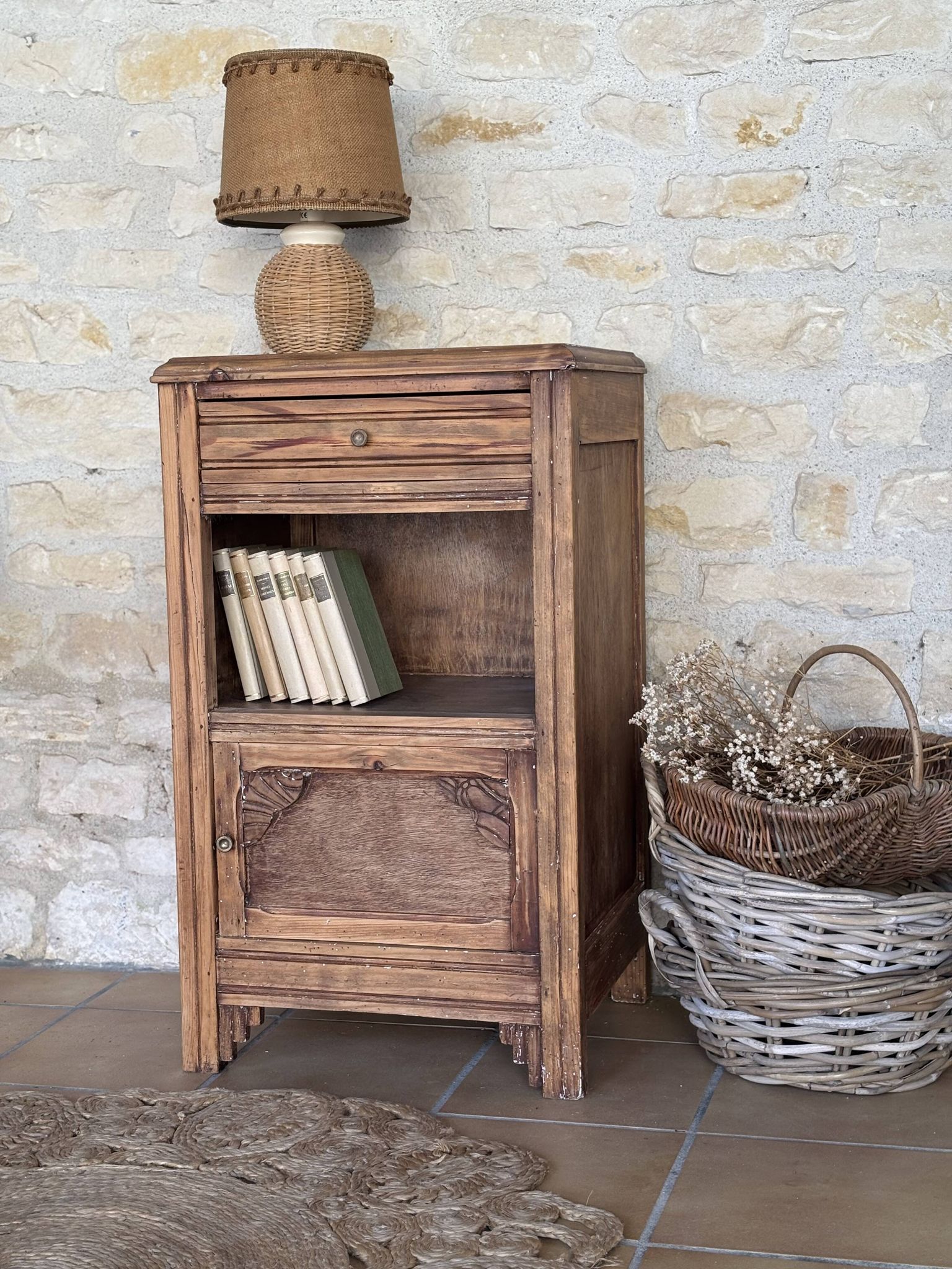 Chevet et sa patine d'origine  ou petit meuble d'appoint