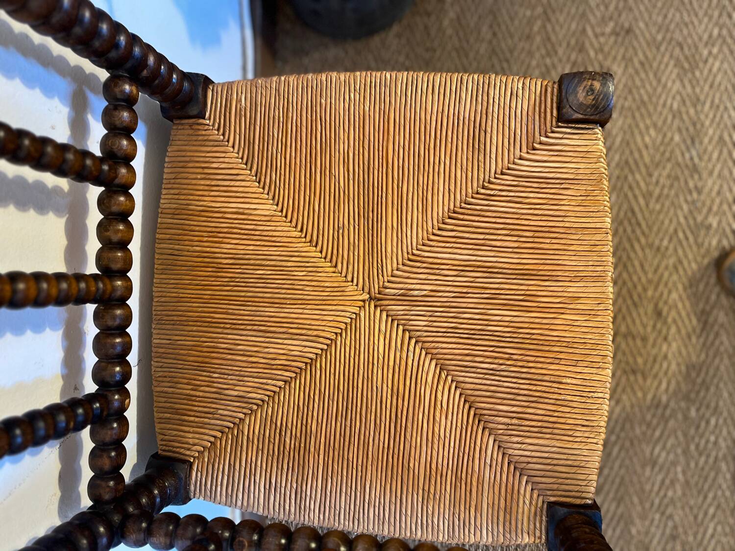 Corner chair in turned wood and straw