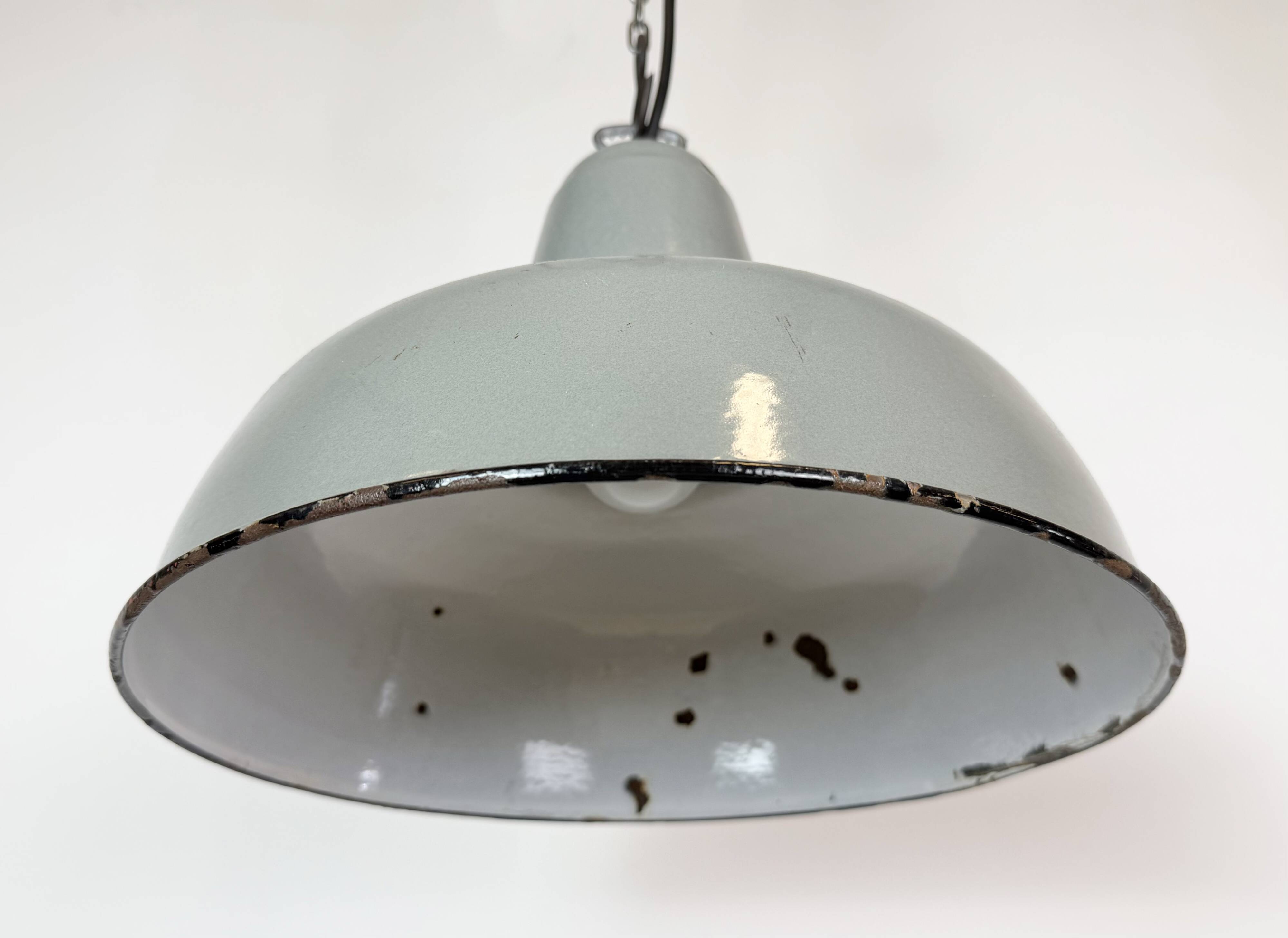 Lampe suspendue en émail gris industriel, années 1960