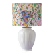 Grande lampe de table maximaliste florale avec une base en céramique Delft et un nouvel abat-jour.