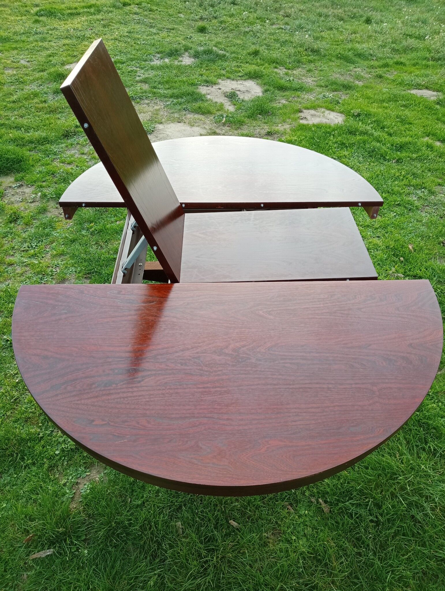 Baumann style table with system