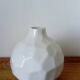 vase design à facettes en céramique blanche