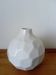 vase design à facettes en céramique blanche