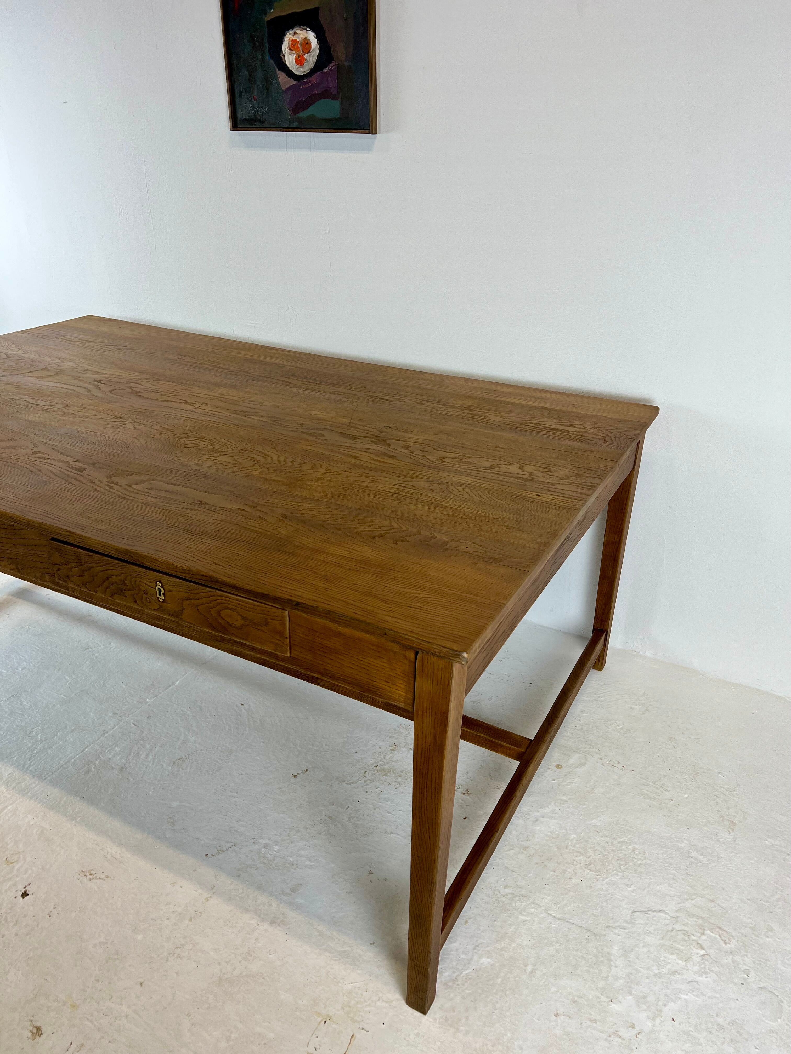 Two-sided oak work table, with 4 drawers