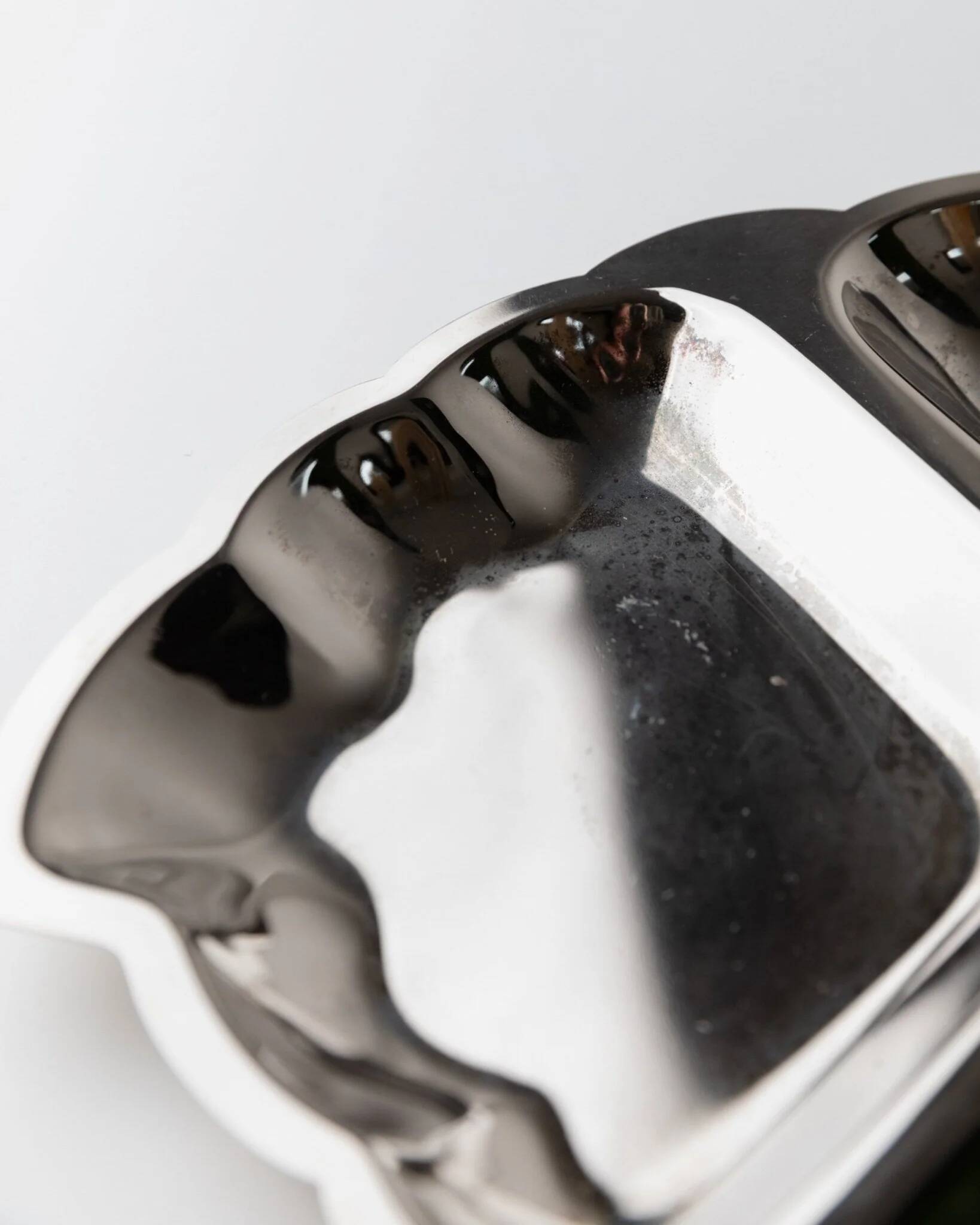 Silver-plated metal leaf-shaped tray with three compartments, Hollywood Regency Italian 1970s, elegant serving platter