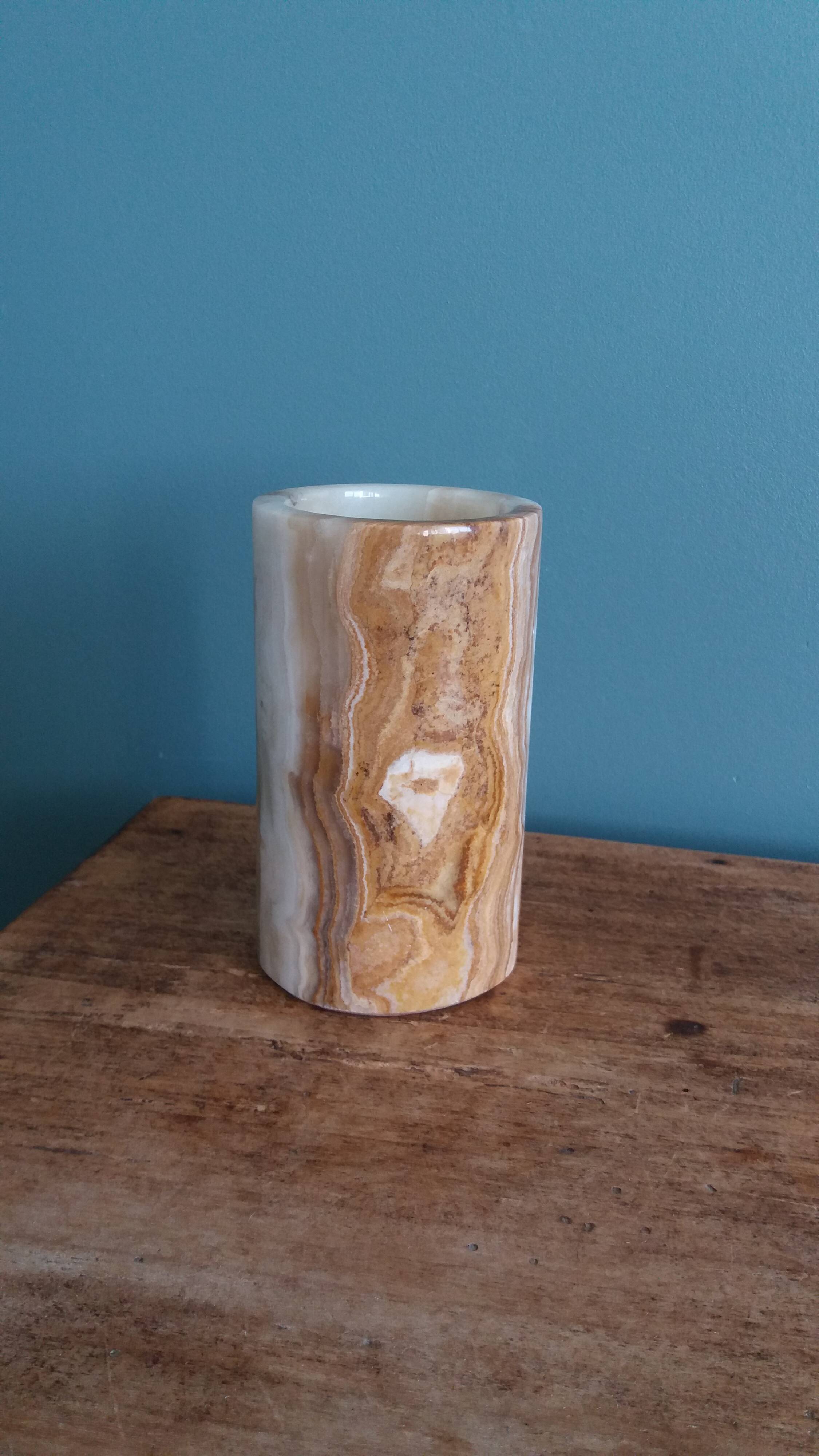 Vase pot for brushes and pencils in marble or onyx.