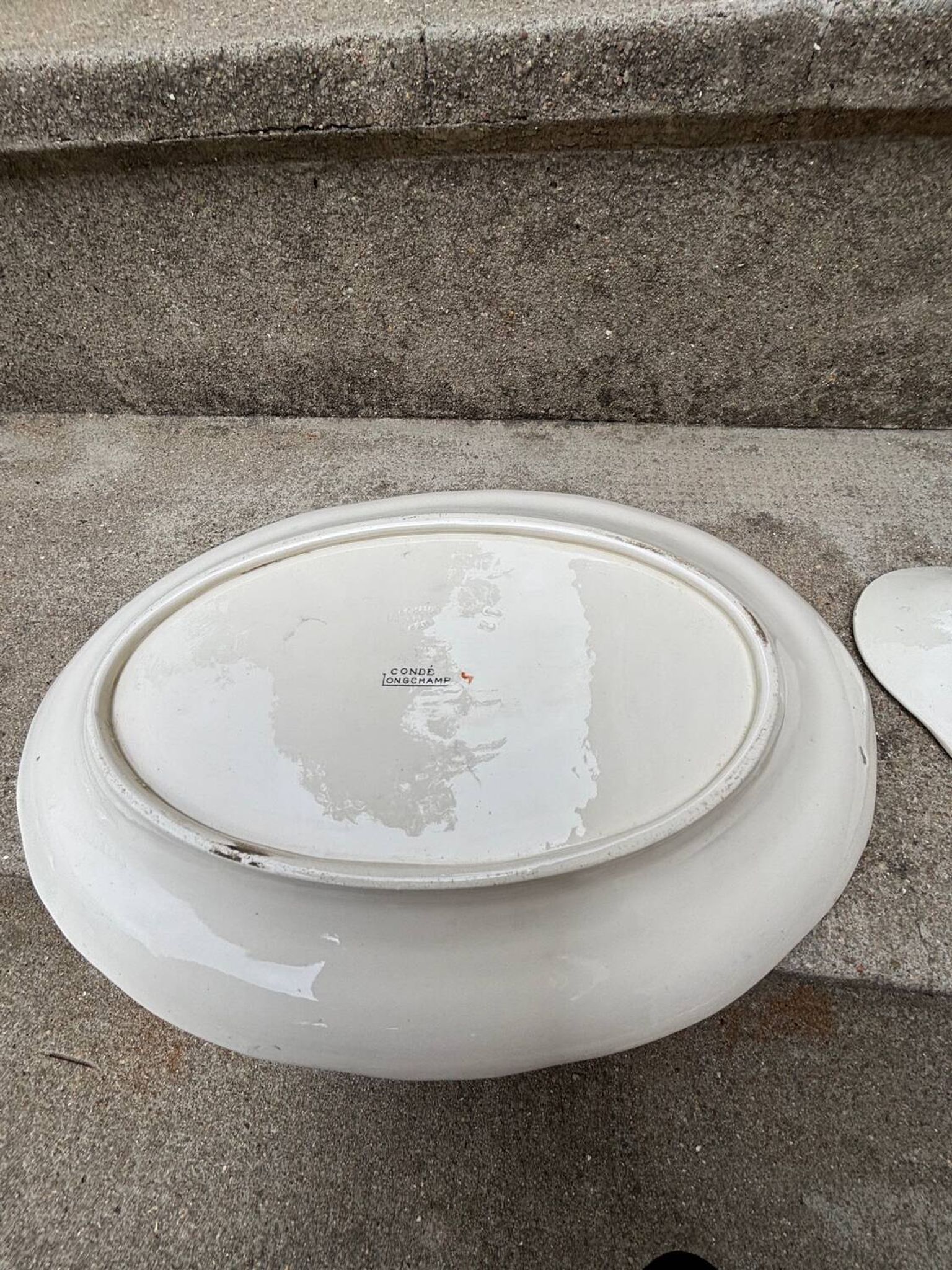 Duo of old plates Condé Longchamp – Terre de Fer, floral decoration & in