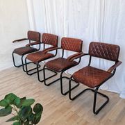 Lot de 4 chaises de salle à manger vintage en cuir matelassé : base en métal noir