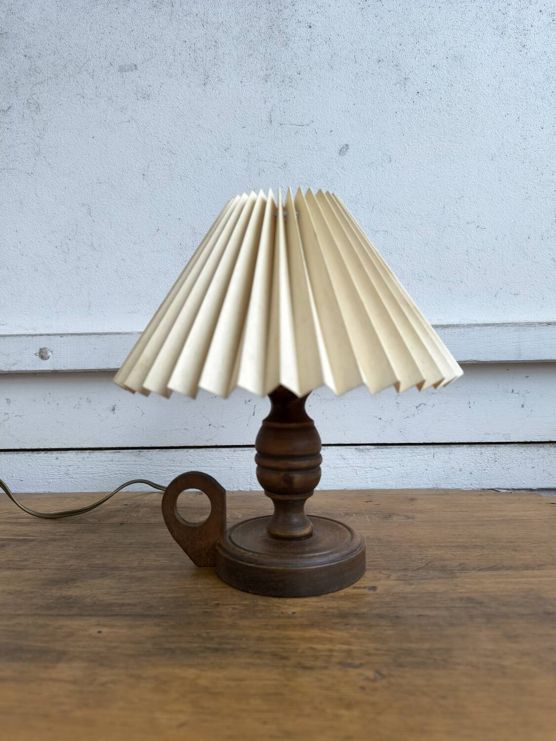 Table lamp in turned wood