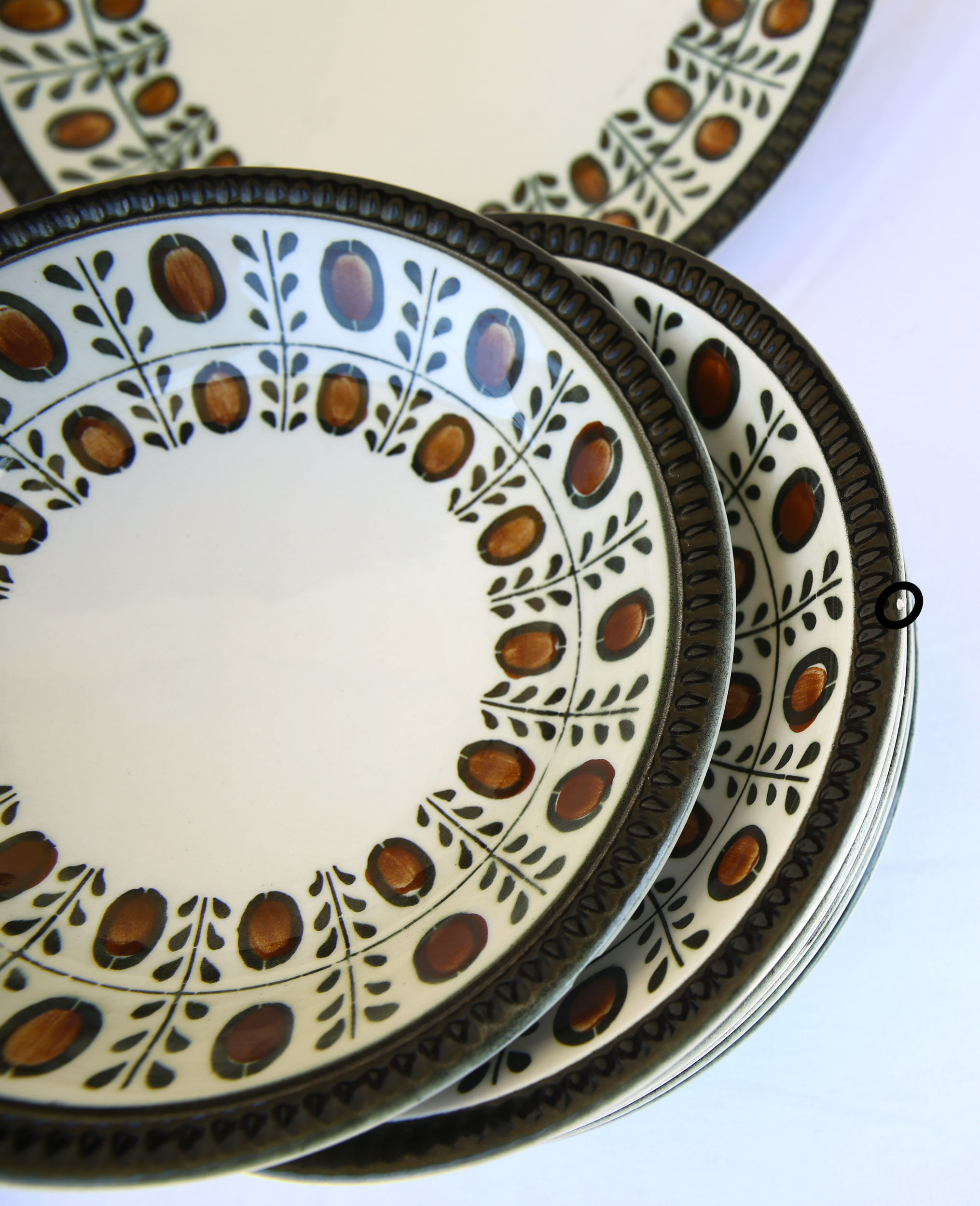 Lot of 2 dishes, 7 hollow plates, ramekin and sausage Boch Belgium, Nut collection