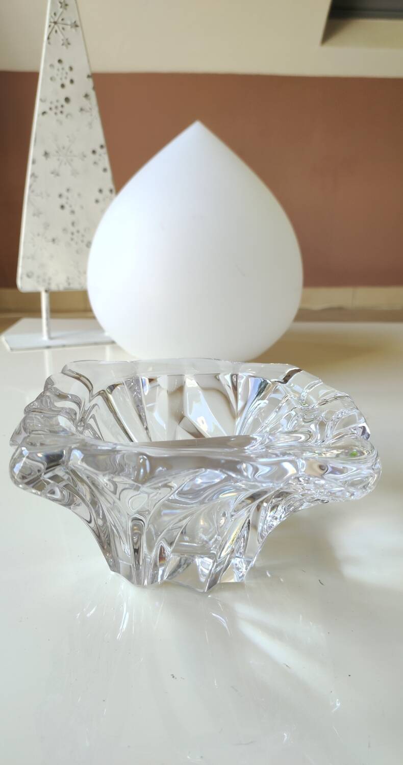 Crystal pocket emptier in the shape of a cut diamond. Baccarat style. Diameter 15cm