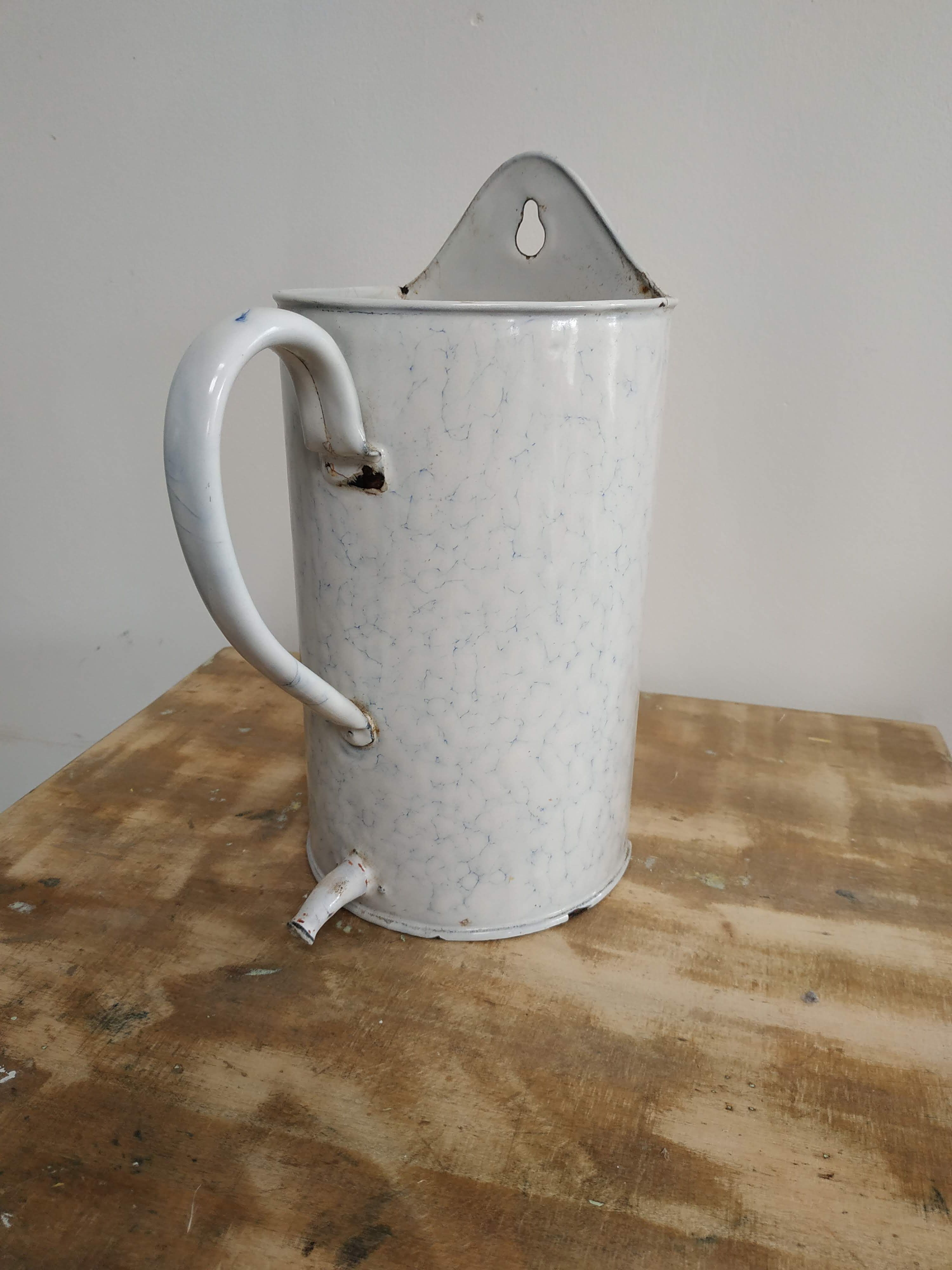 Fountain vintage metal enamelled