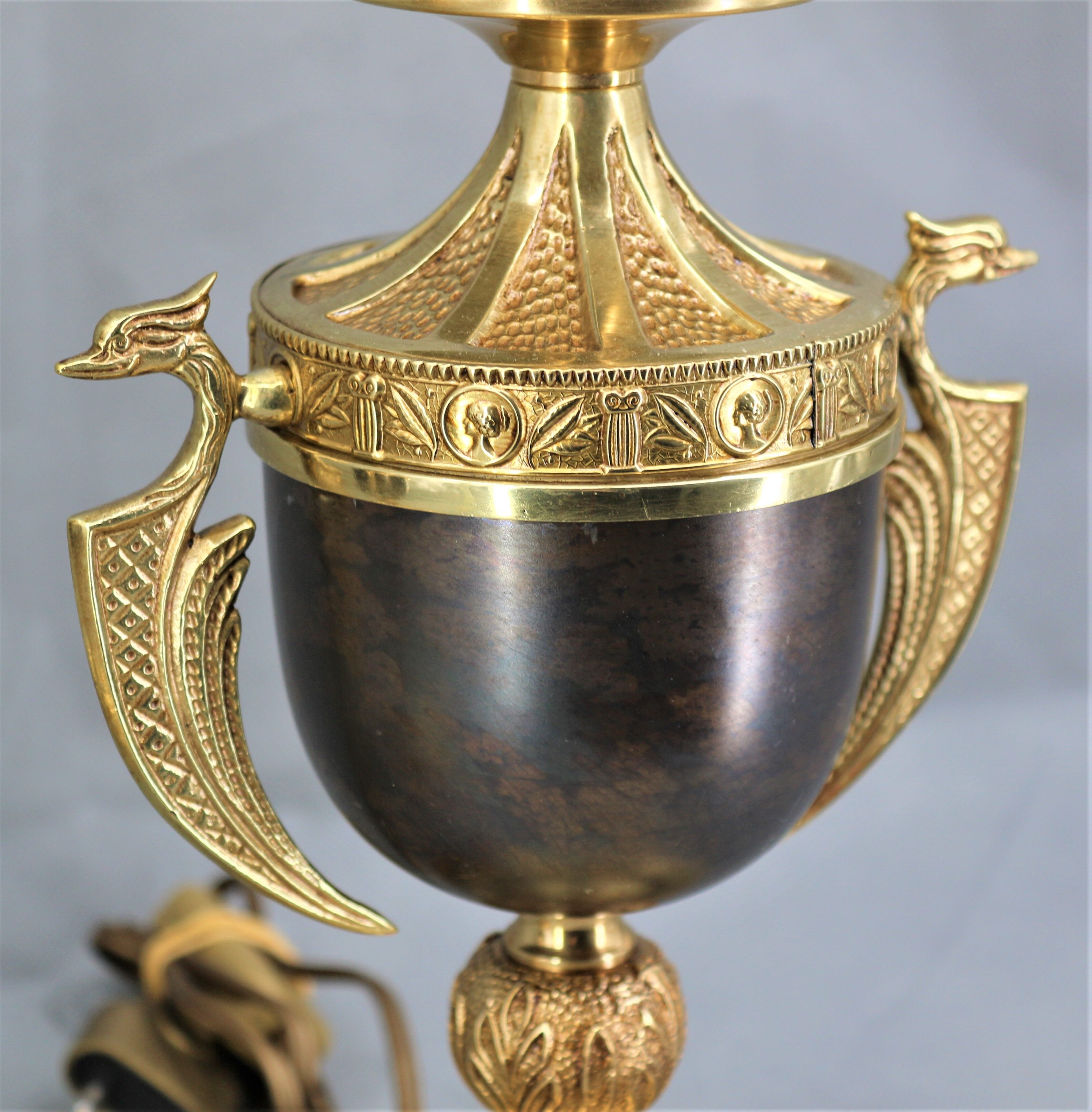Paire de lampes en bronze doré patiné et verre renflé