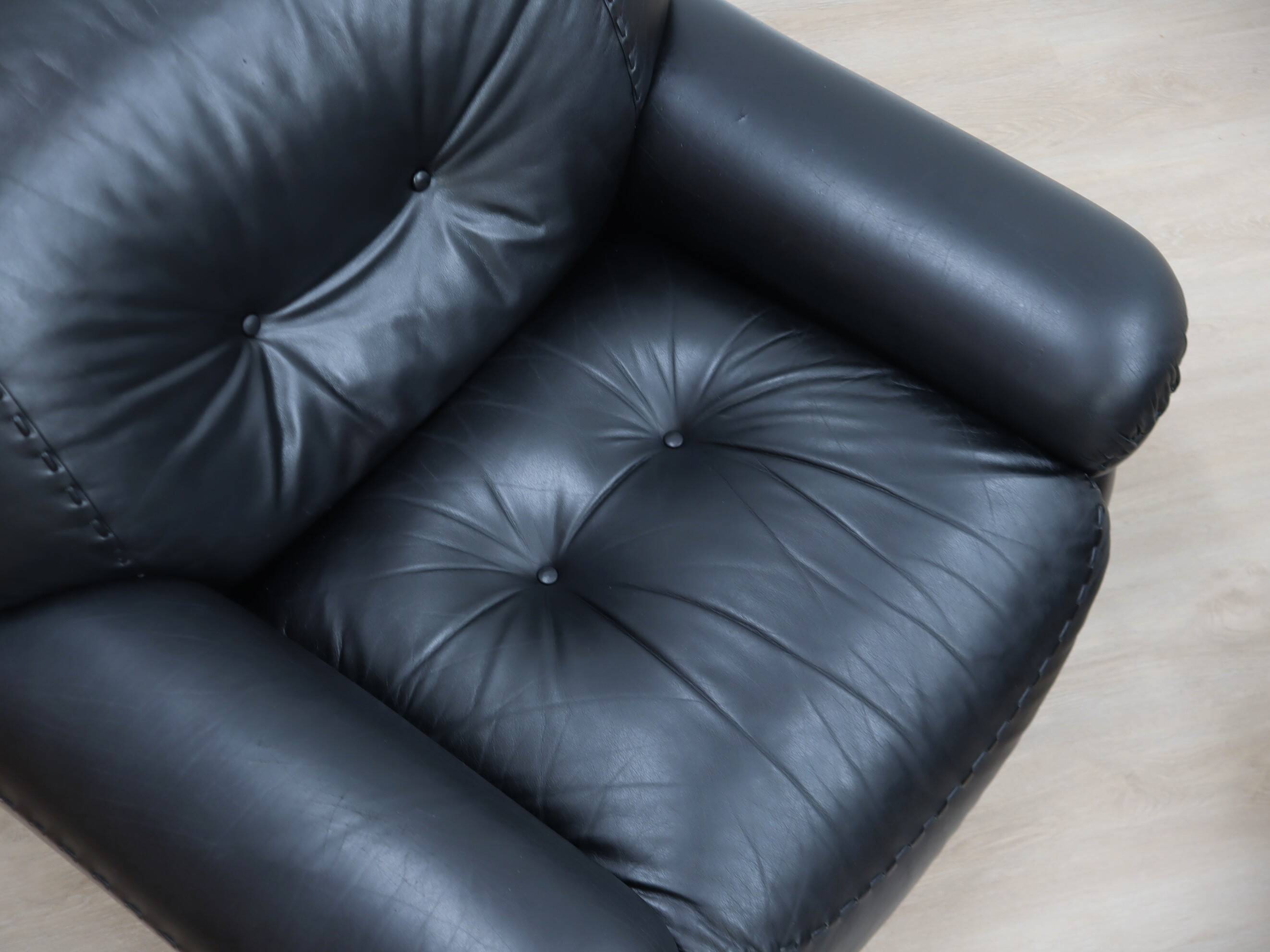 Pair of Mobil Girgi Sapporo armchairs black leather Italy 1970s