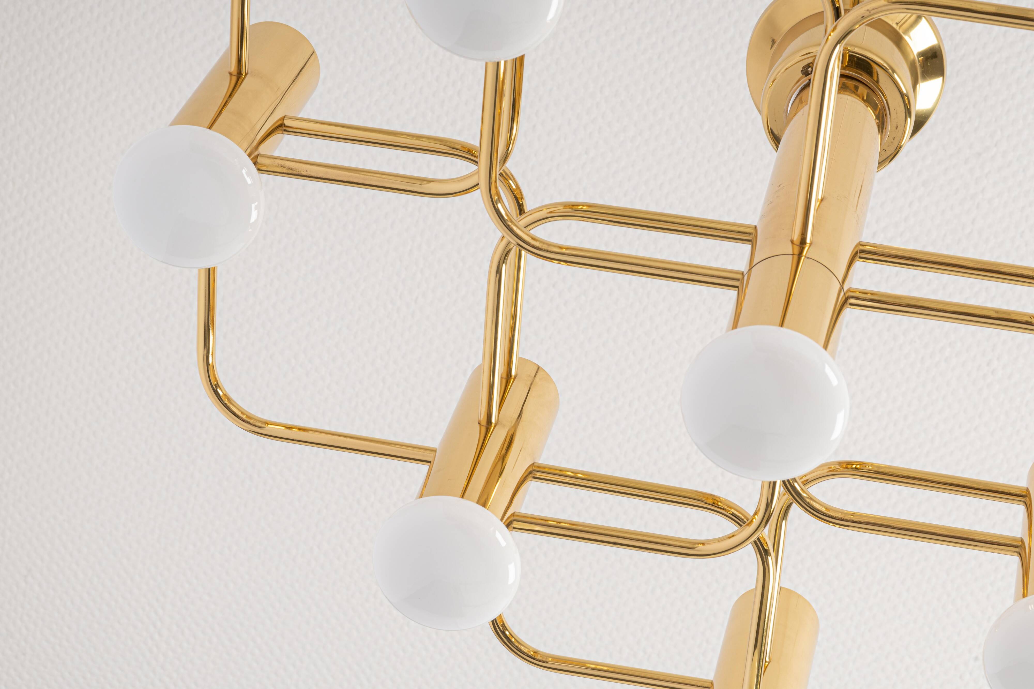 Mid-century chandelier designed by Sciolari, 1970s.