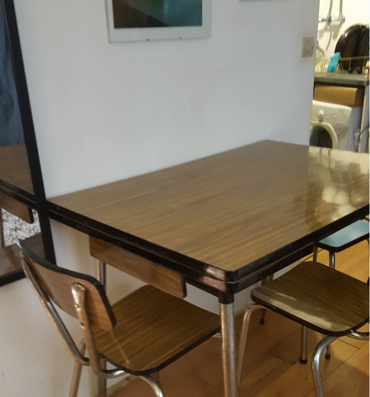 Table formica with 2 chairs and stool