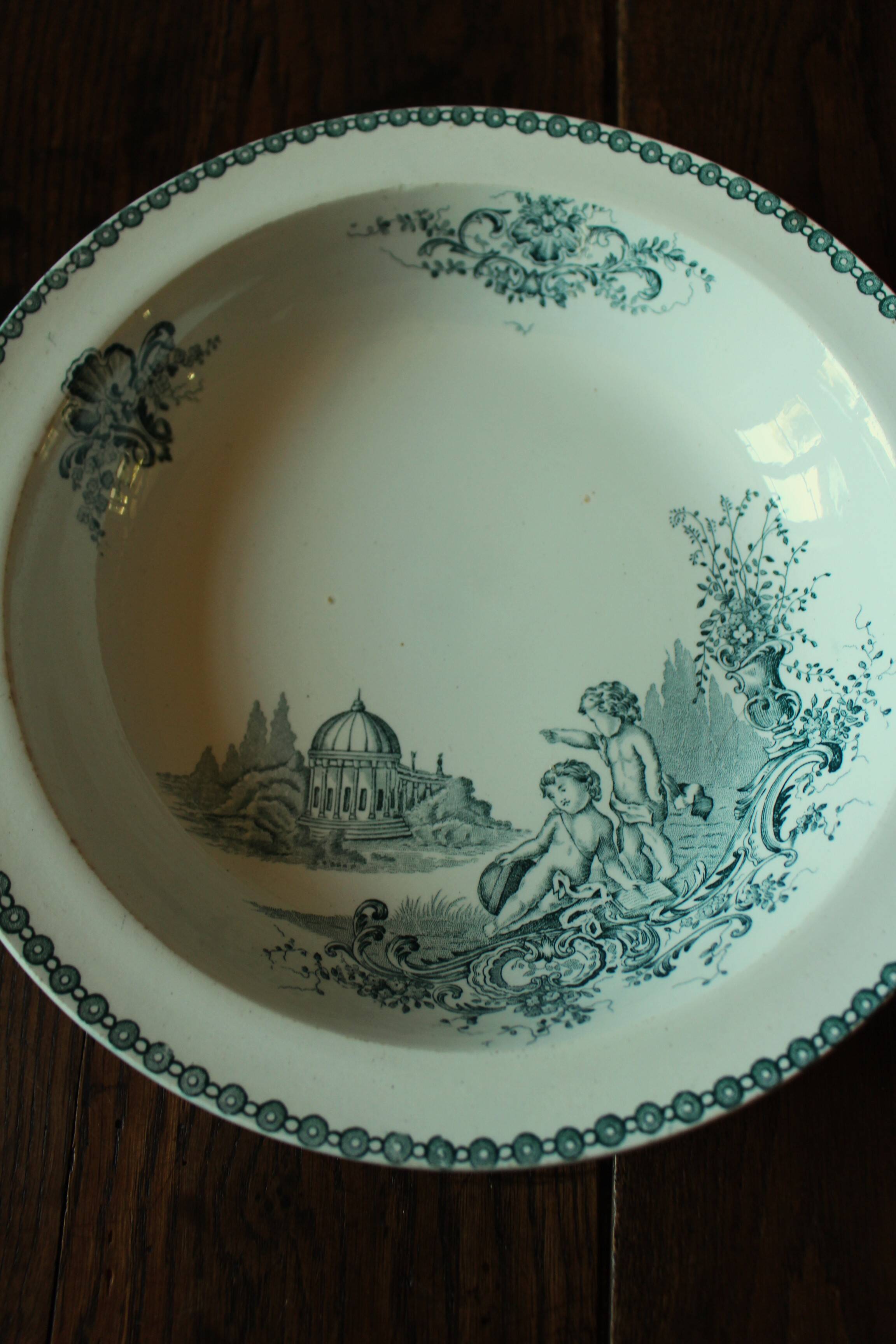 Round hollow dish Trianon green Saint Amand