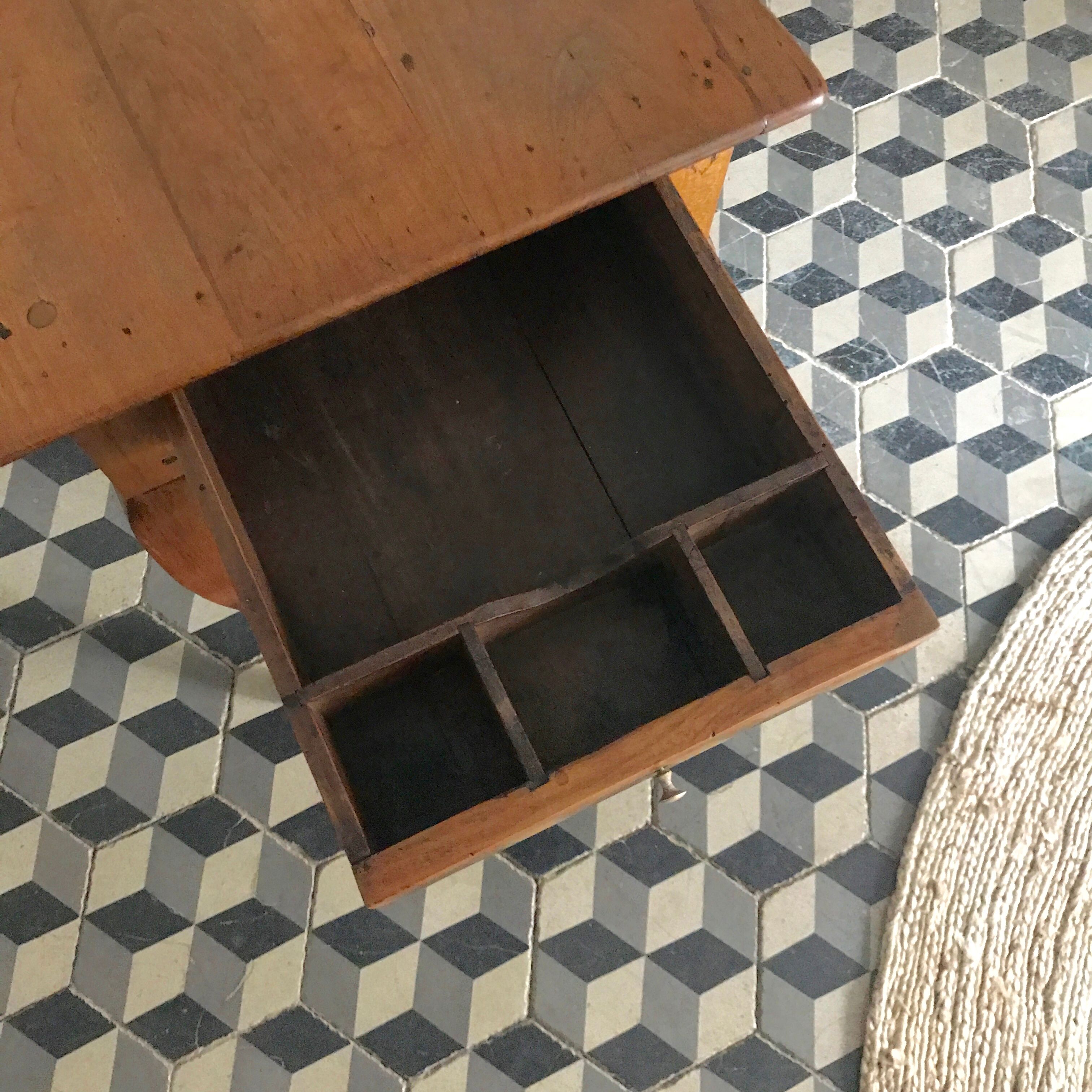Table d'appoint en bois style Louis XV