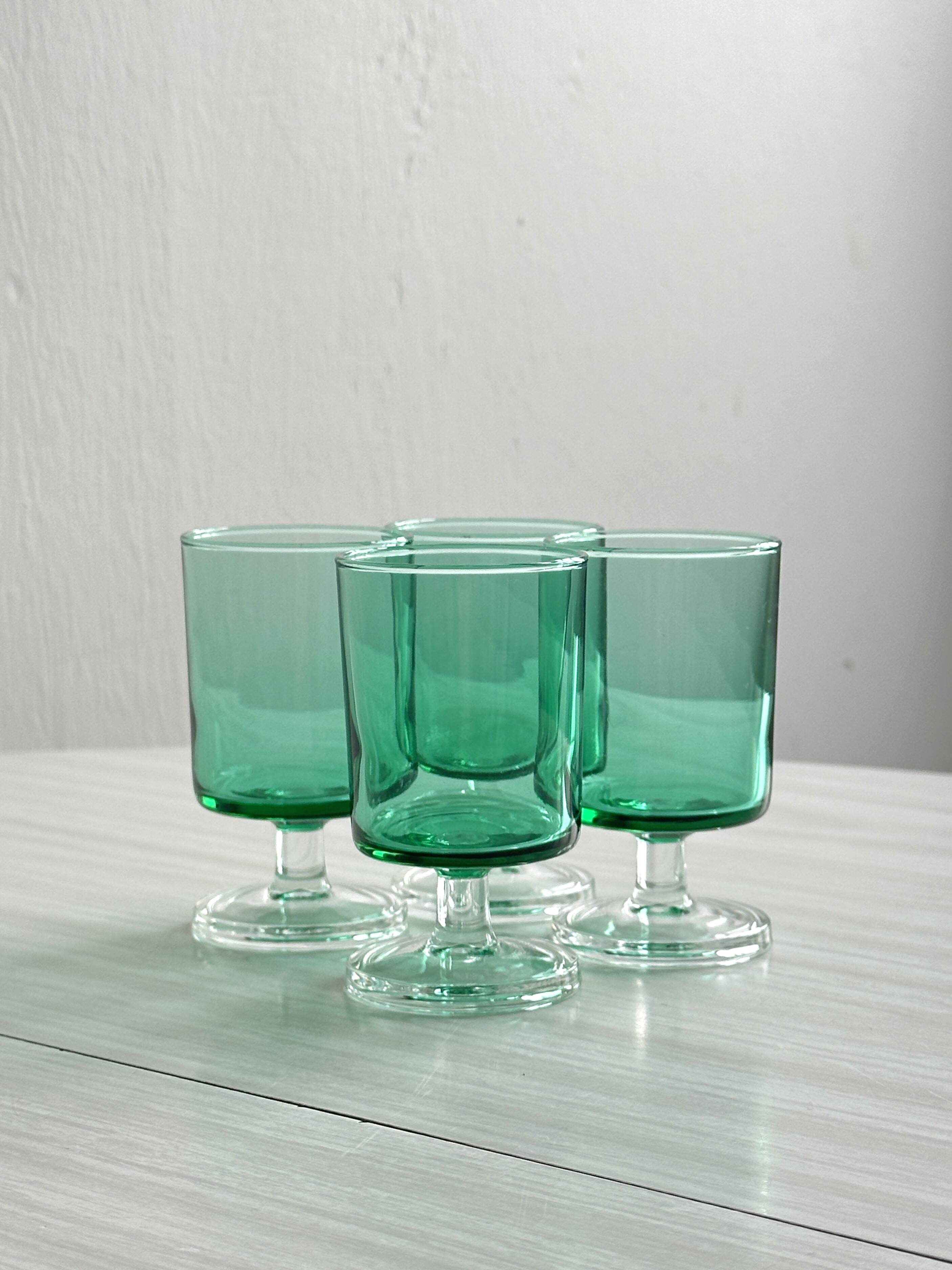 Verres à liqueur translucide vert.