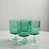 Verres à liqueur translucide vert.