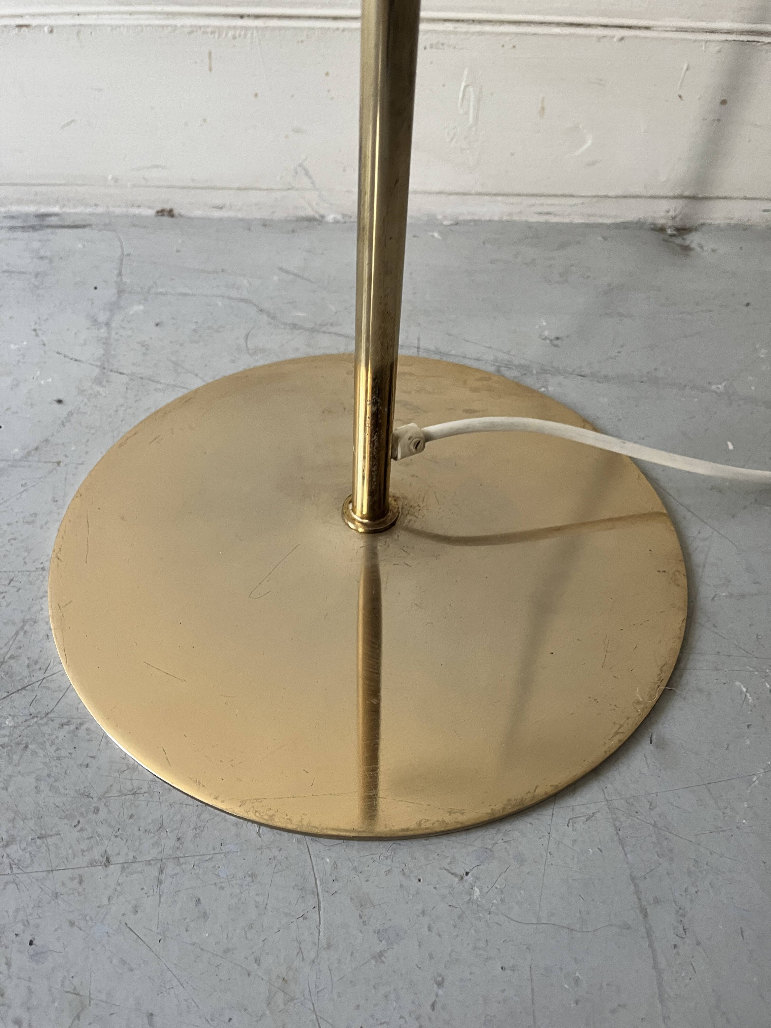 Cluster floor lamp with 3 spherical lamps in gold metal and white glass