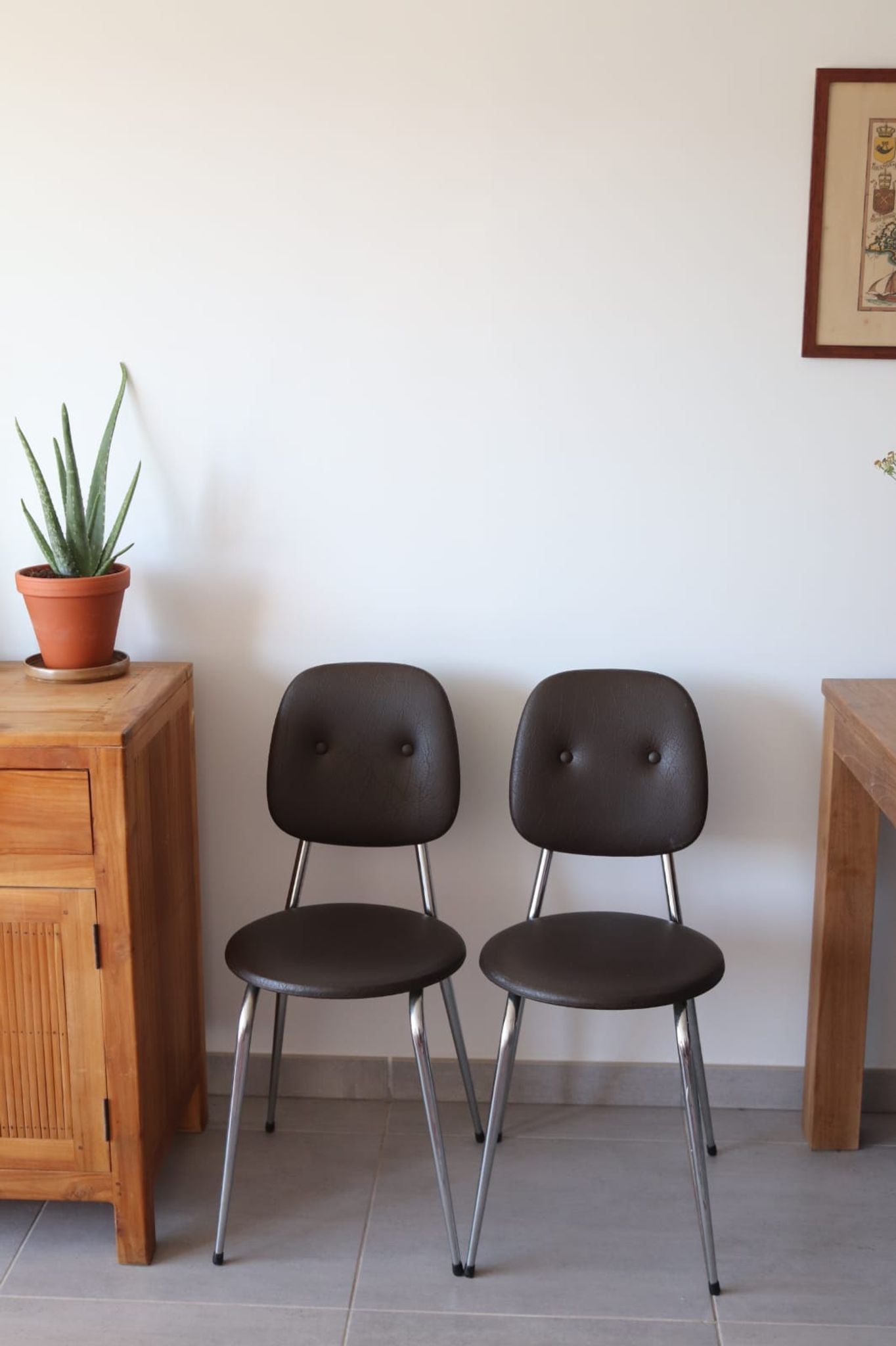 2 chaises années 70 en skaï chocolat et métal chromé