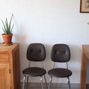 2 chaises années 70 en skaï chocolat et métal chromé