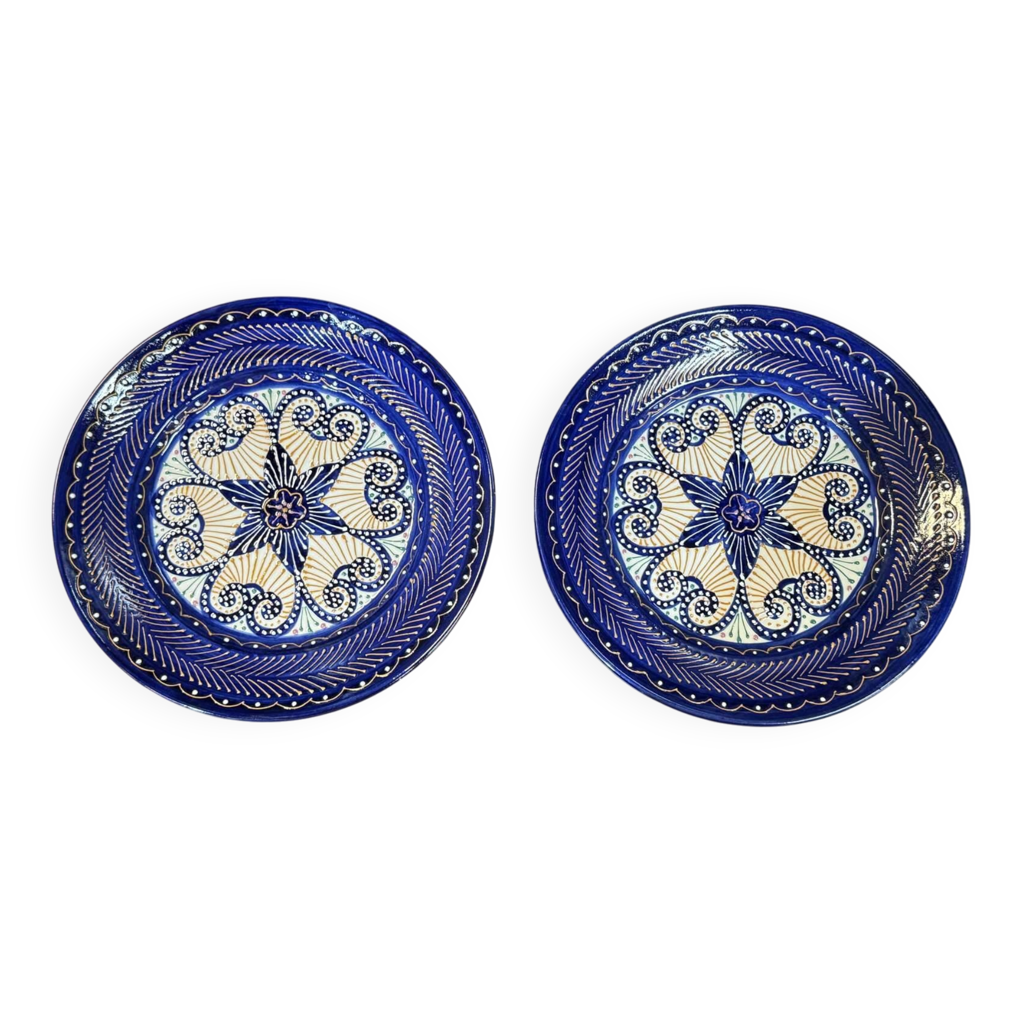Pair of Quimper earthenware plates with pearl decoration from the 1950s.