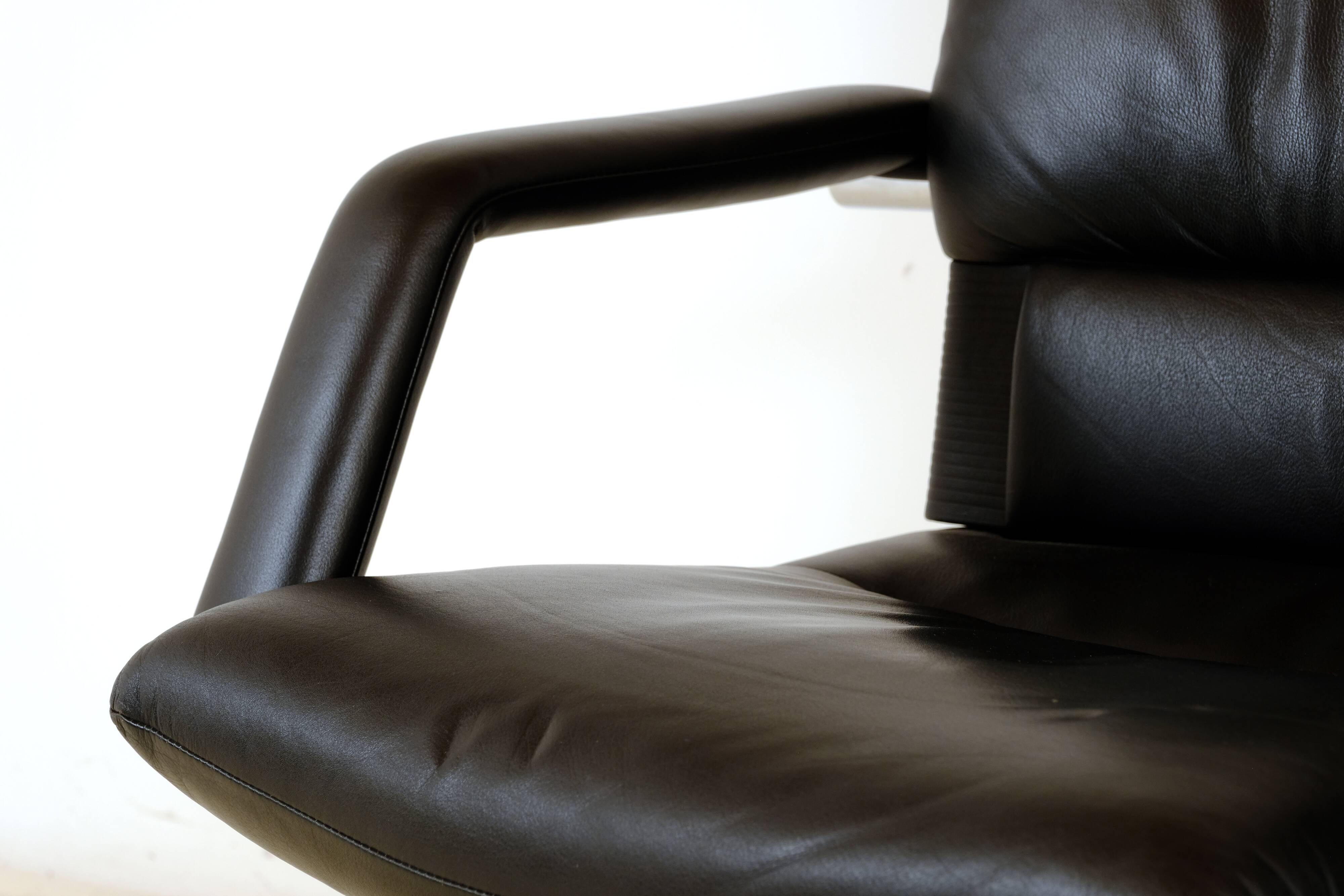 Fauteuil cuir "Figura" de Mario bellini pour Vitra