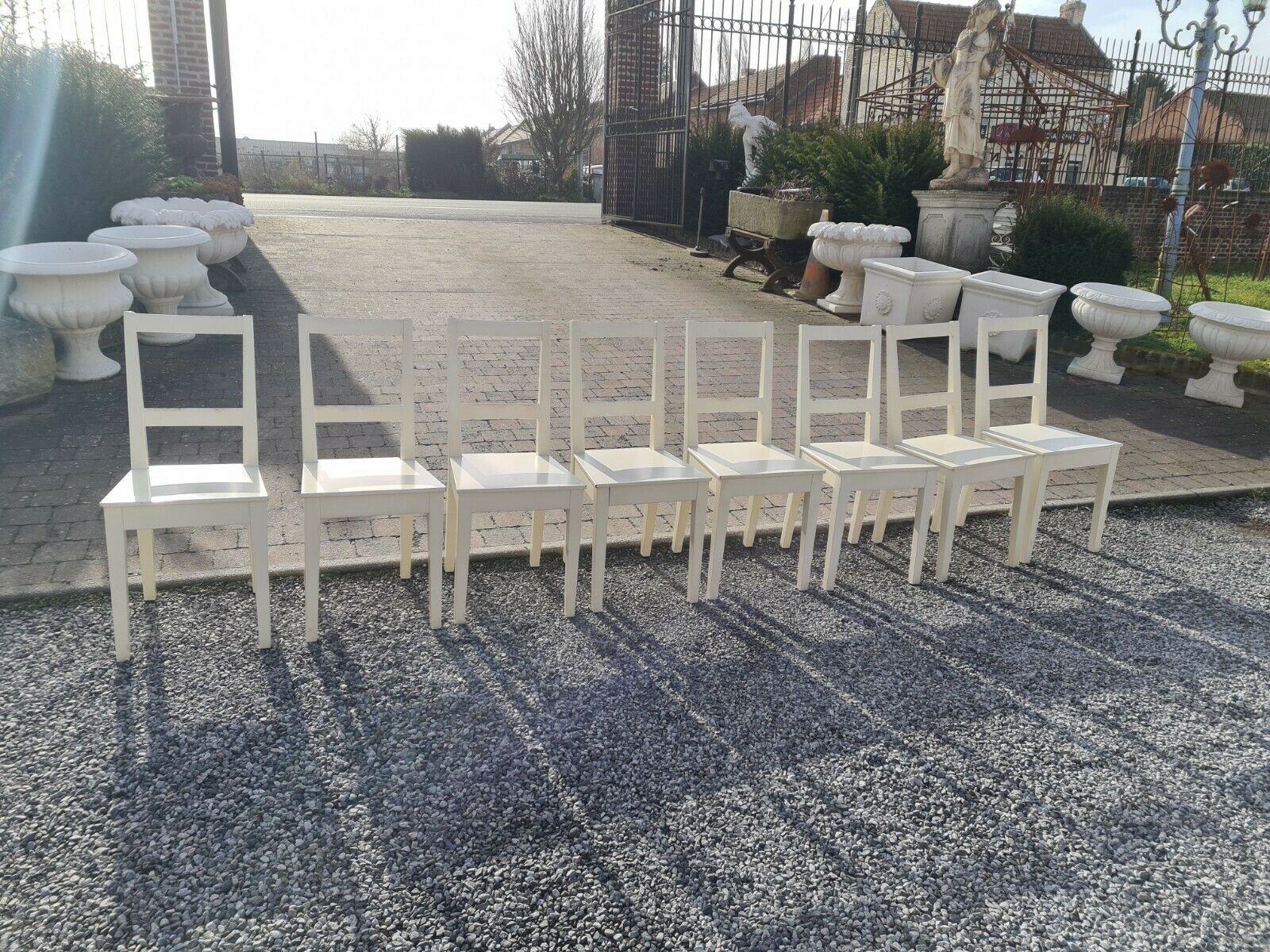8 chaises blanches en bois