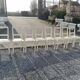 8 chaises blanches en bois