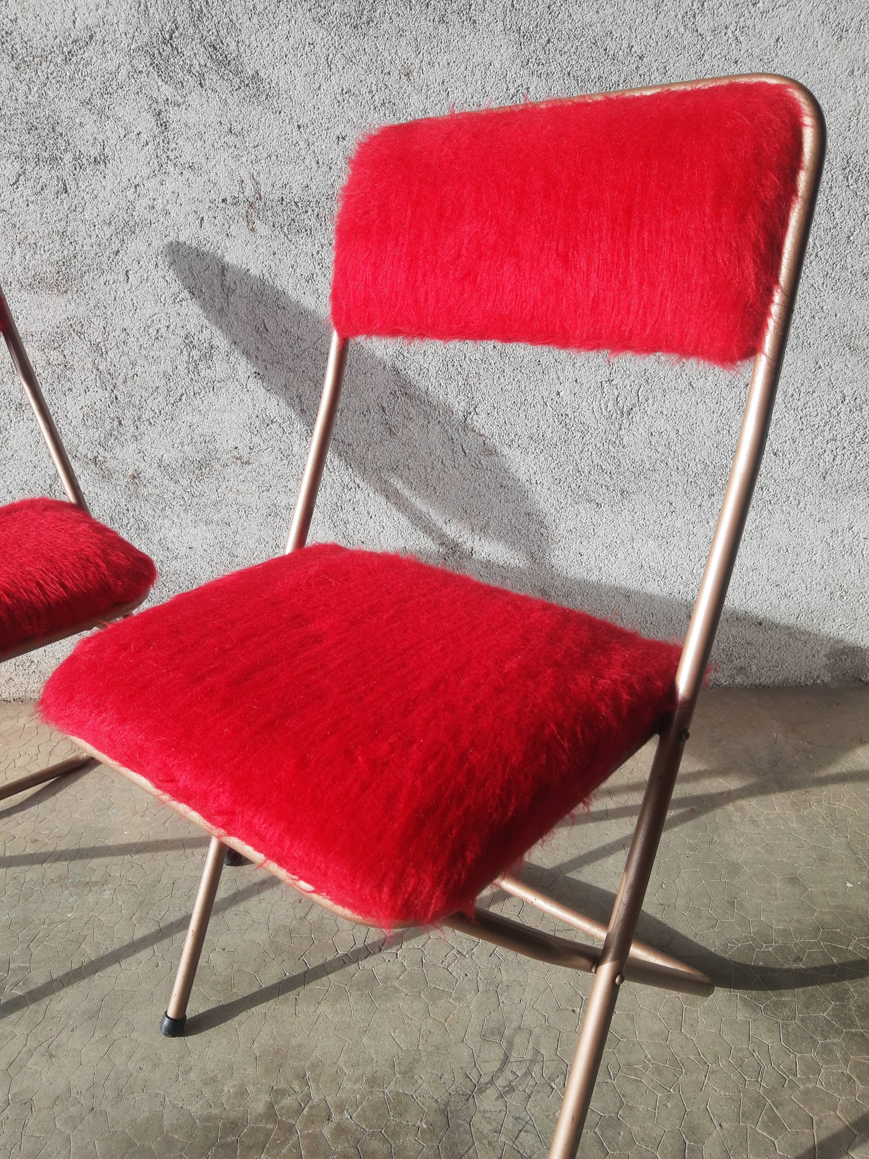 Pair of folding chairs in vintage red moumoute