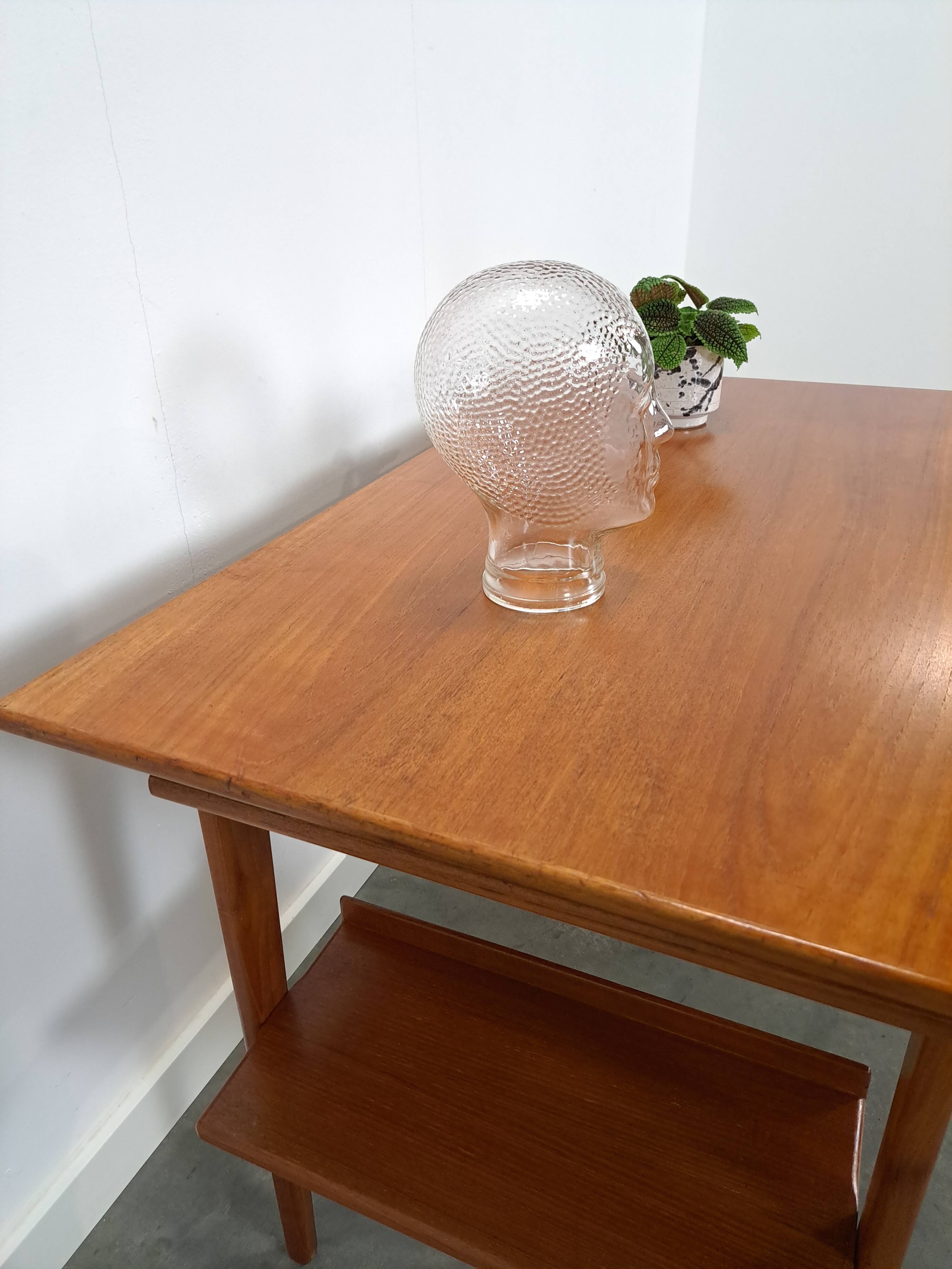 Teak vrijstaand partner bureau met schuine vormen, lades en extra werkblad