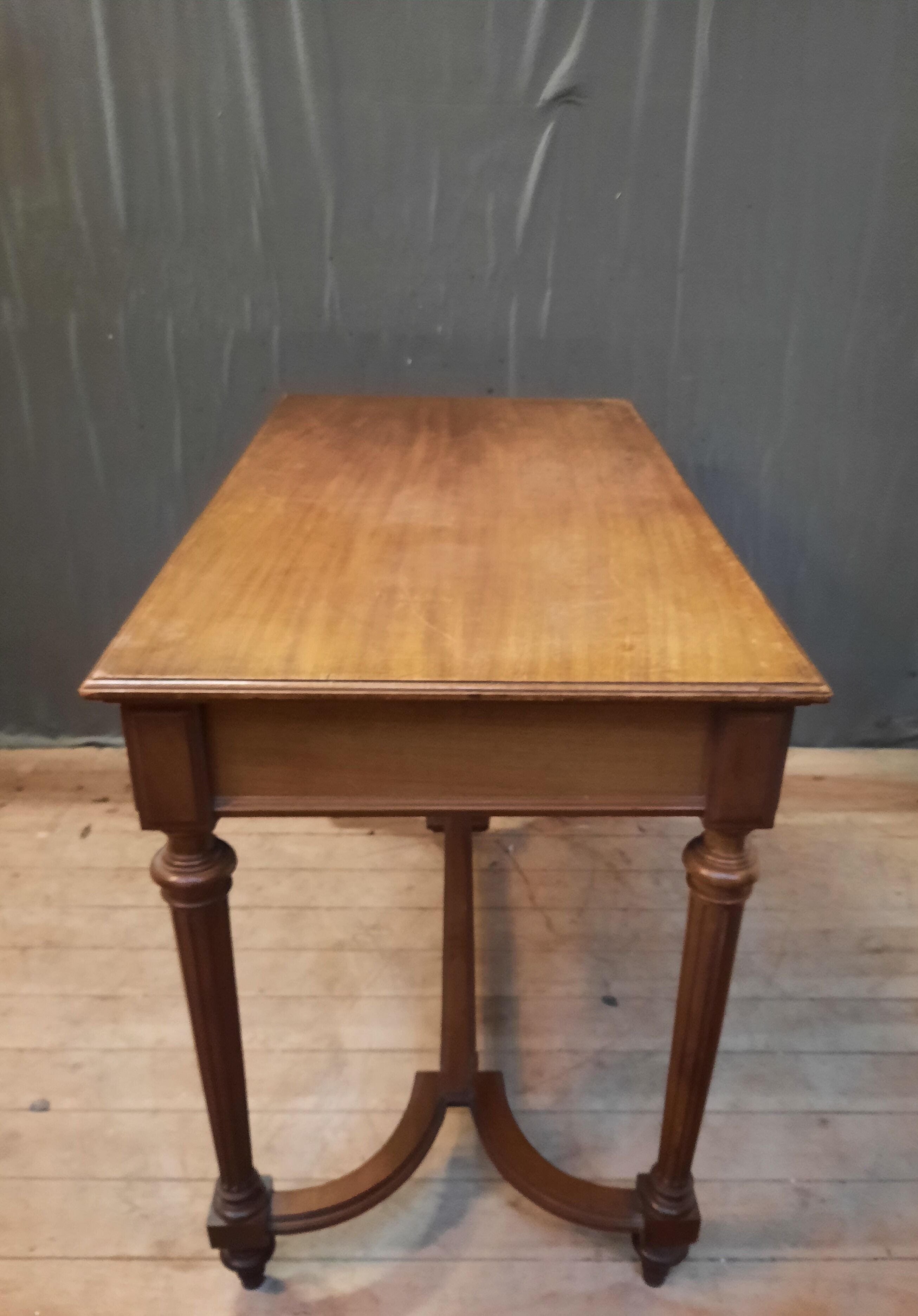 Flat walnut burreau louis XVI style