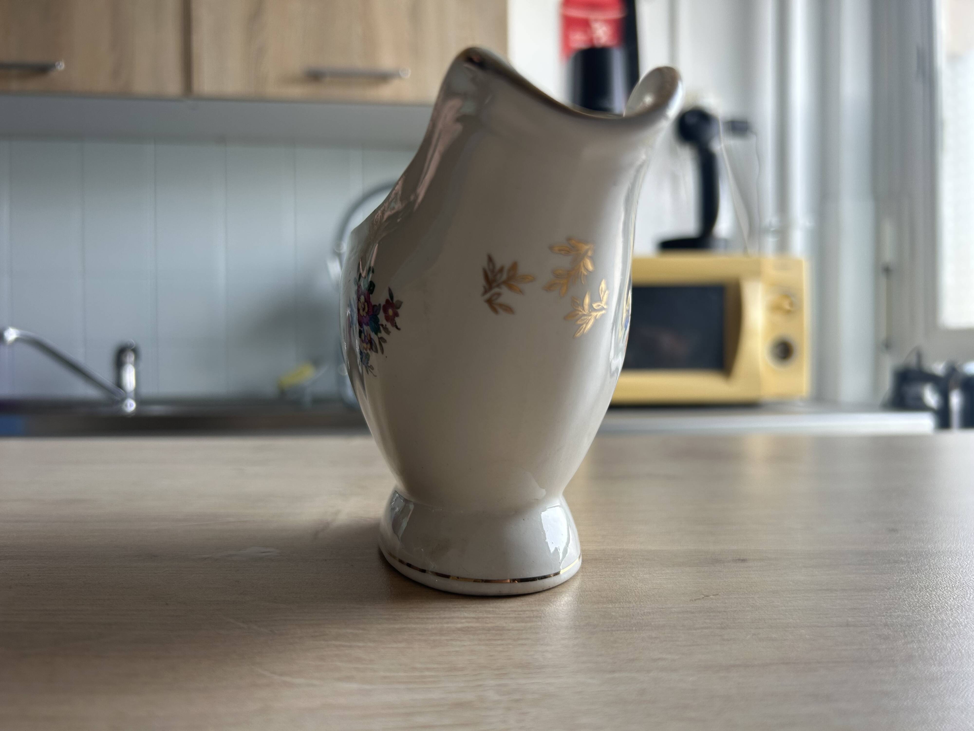 Vintage sauce boat L'Amandinoise 1080 with roses and gilding.