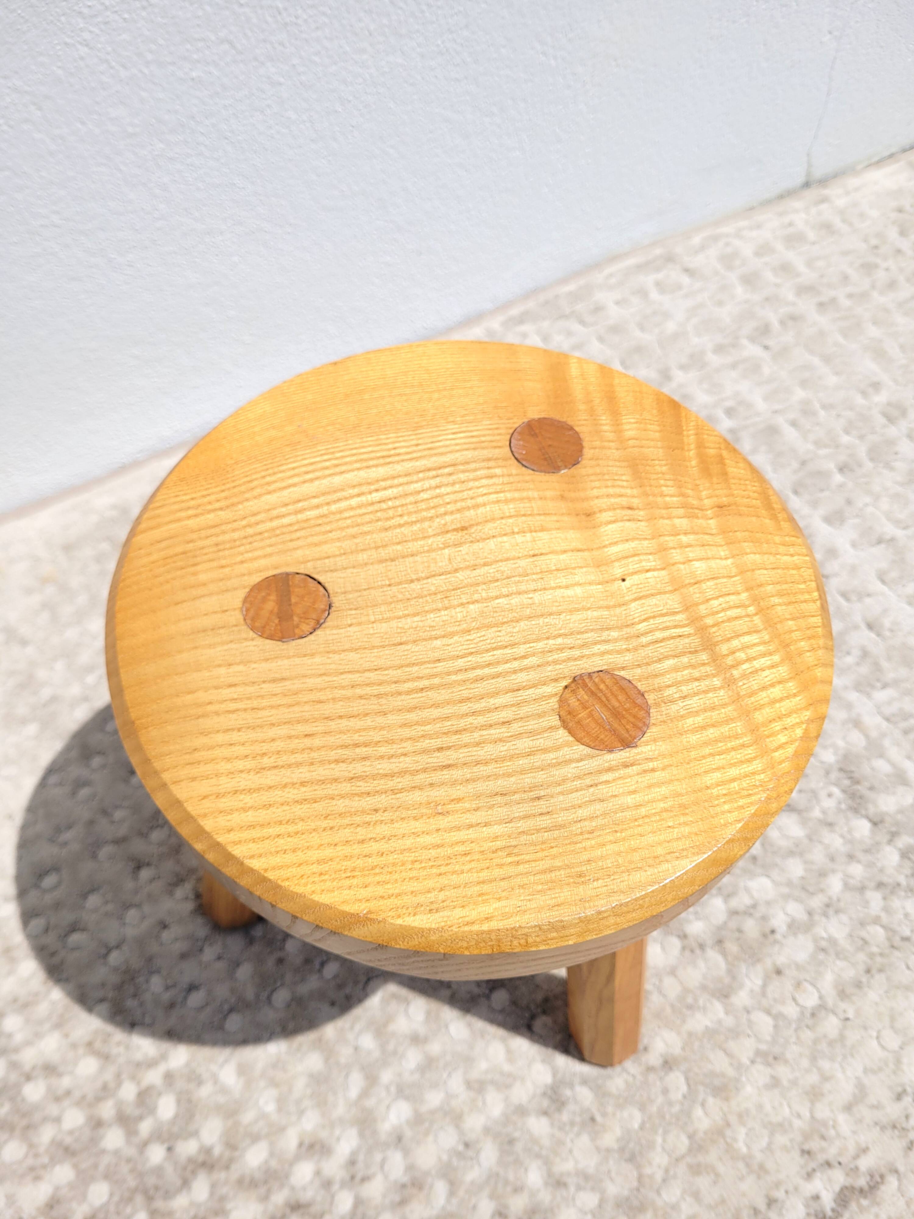 Low tripod ash stool
