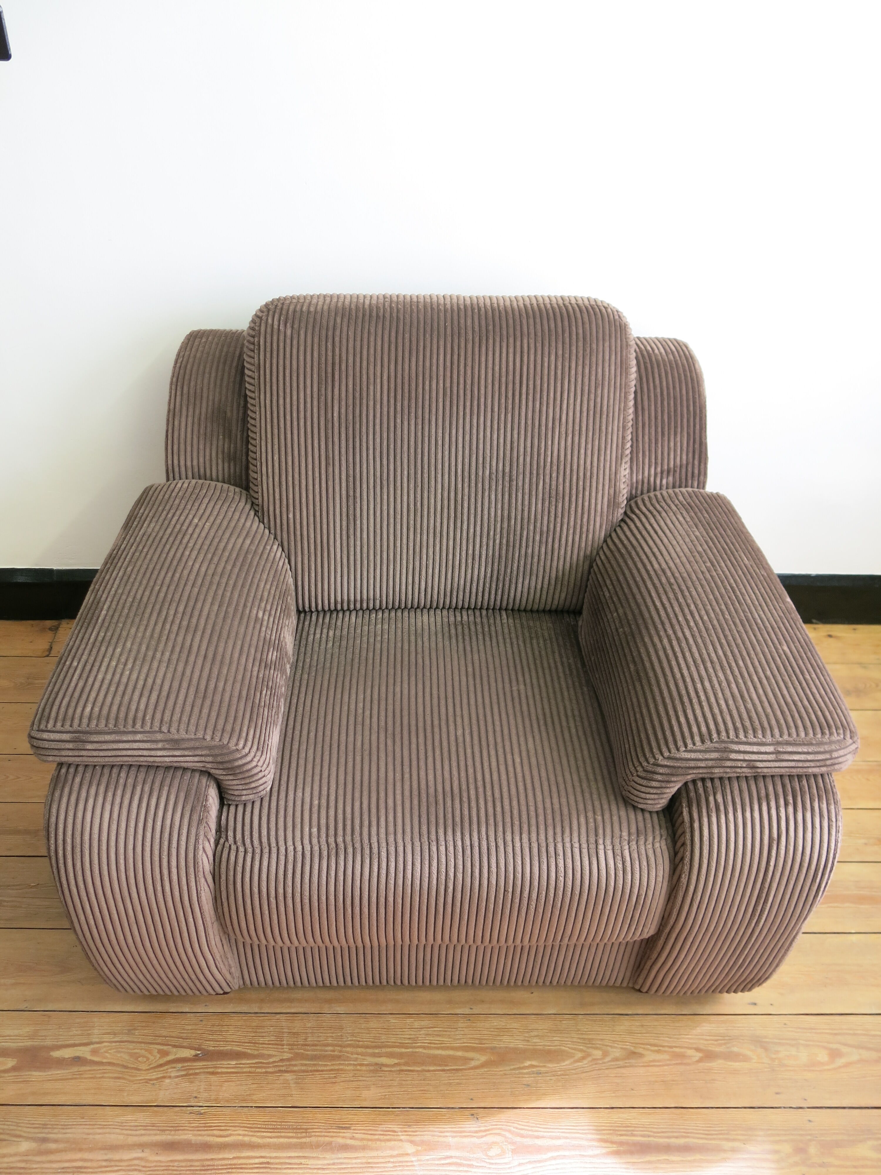Fauteuil seventies en velours côtelé marron
