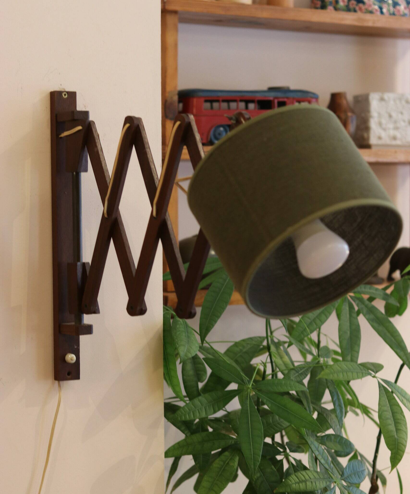 Scandinavian wall lamp in teak, 1960s, with accordion arm.