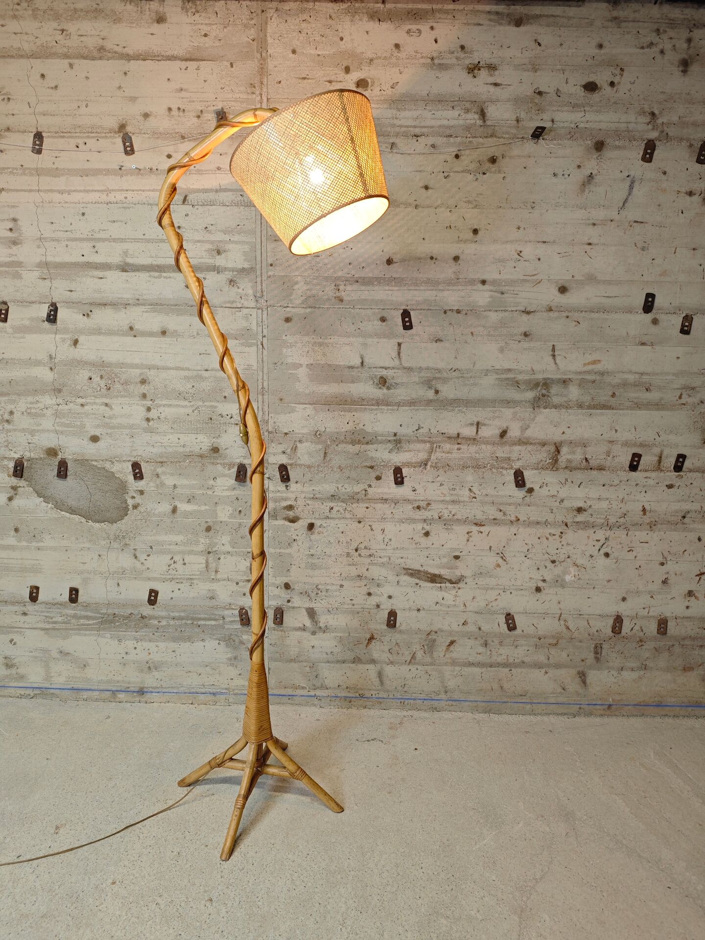 Lampadaire vintage en rotin