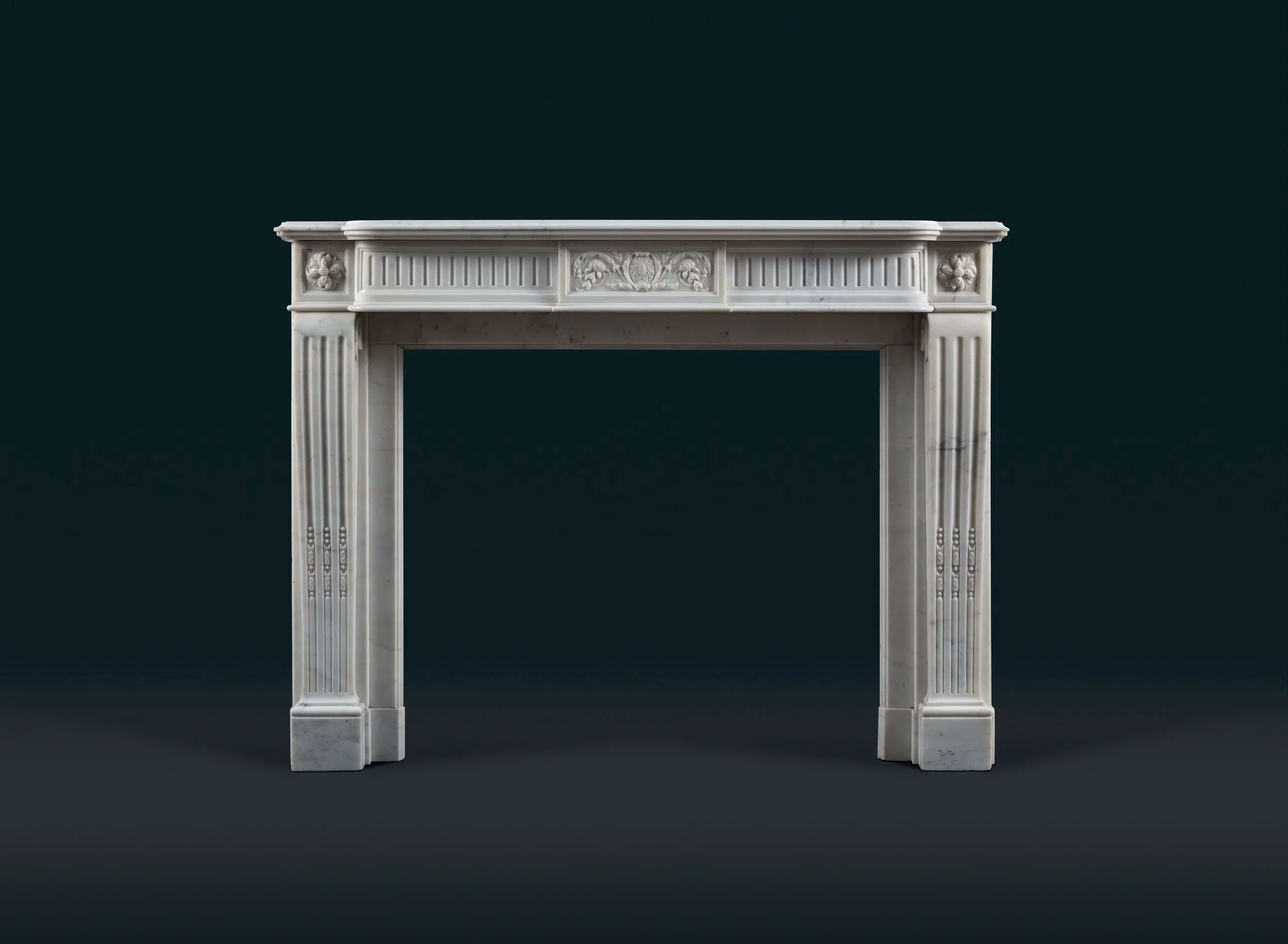 Cheminée en marbre statuaire de style Louis XVI