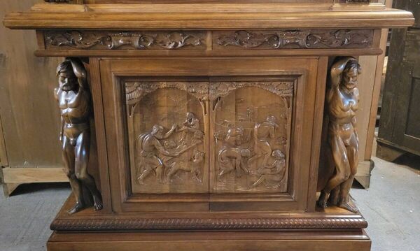 Meuble ancien en bois massif richement sculpté, de style Renaissance