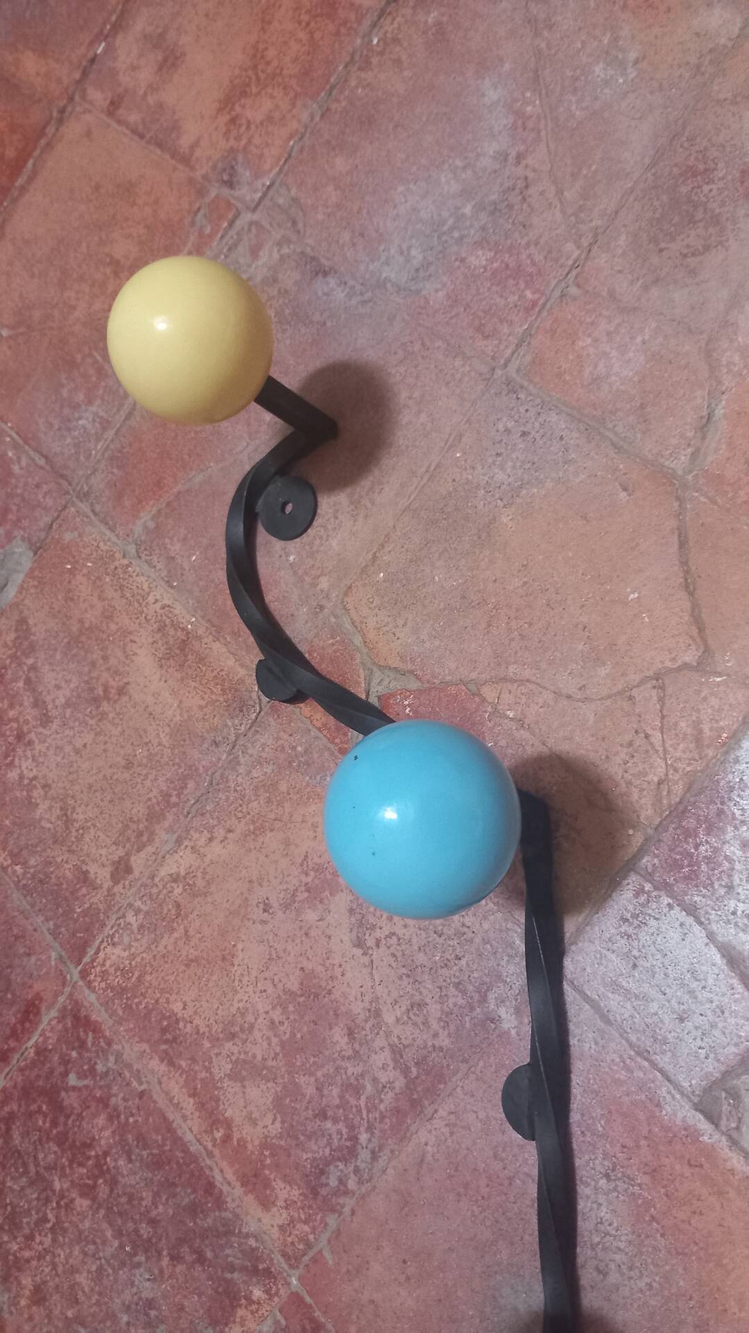 Vintage wall coat rack "Atomic" in wrought iron with multicoloured balls.