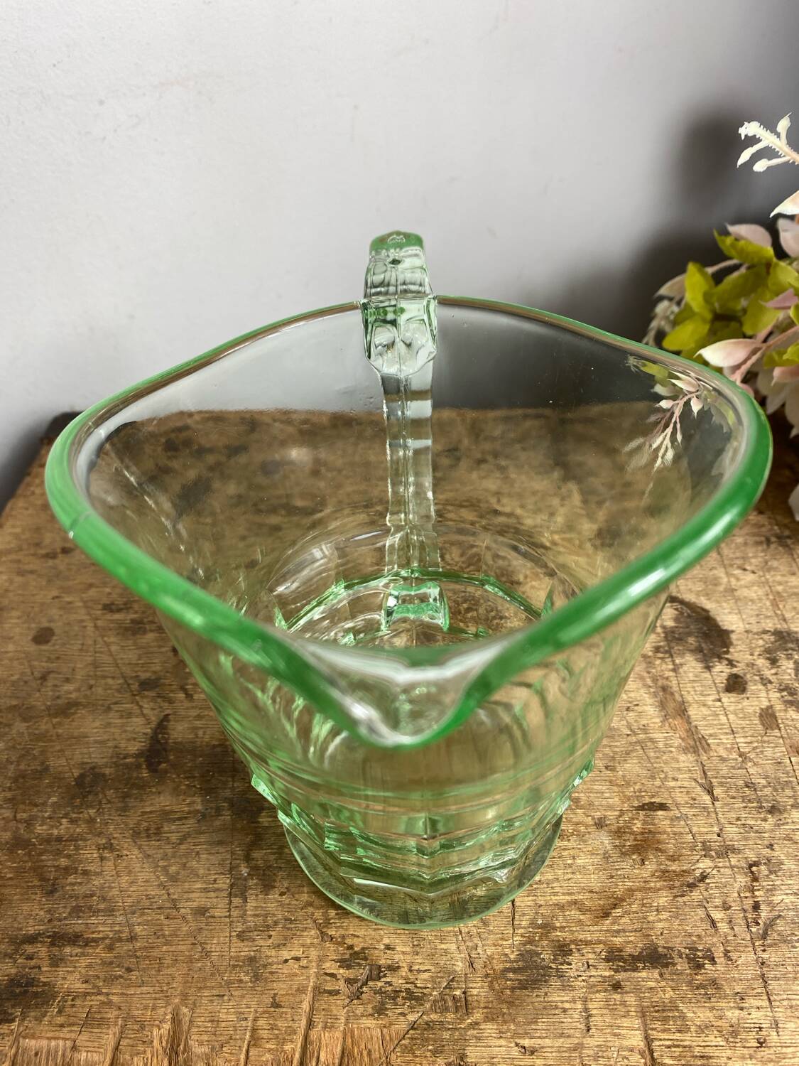 Carafe en ouraline fluorescente