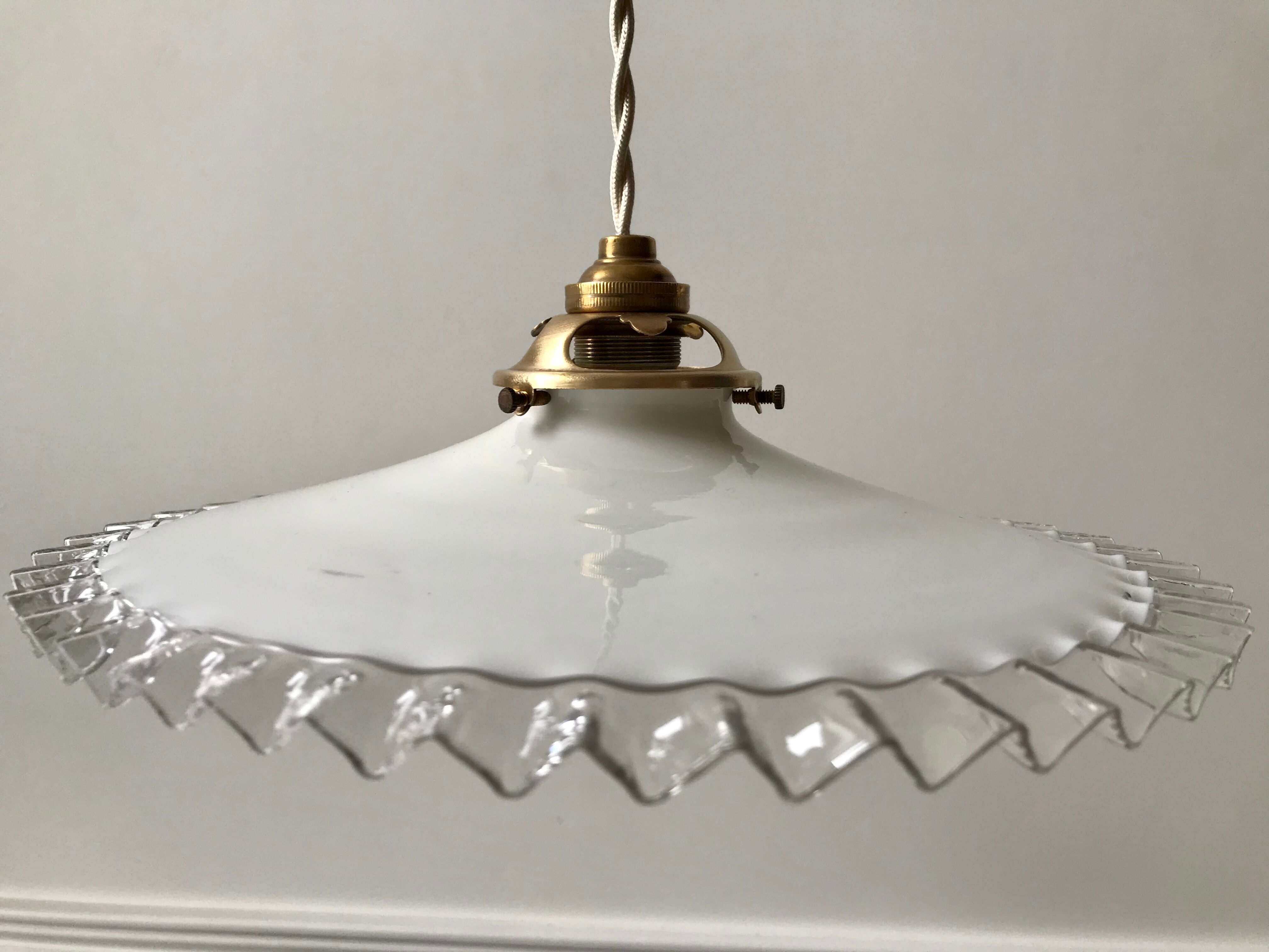 Suspension in serrated opaline 50s