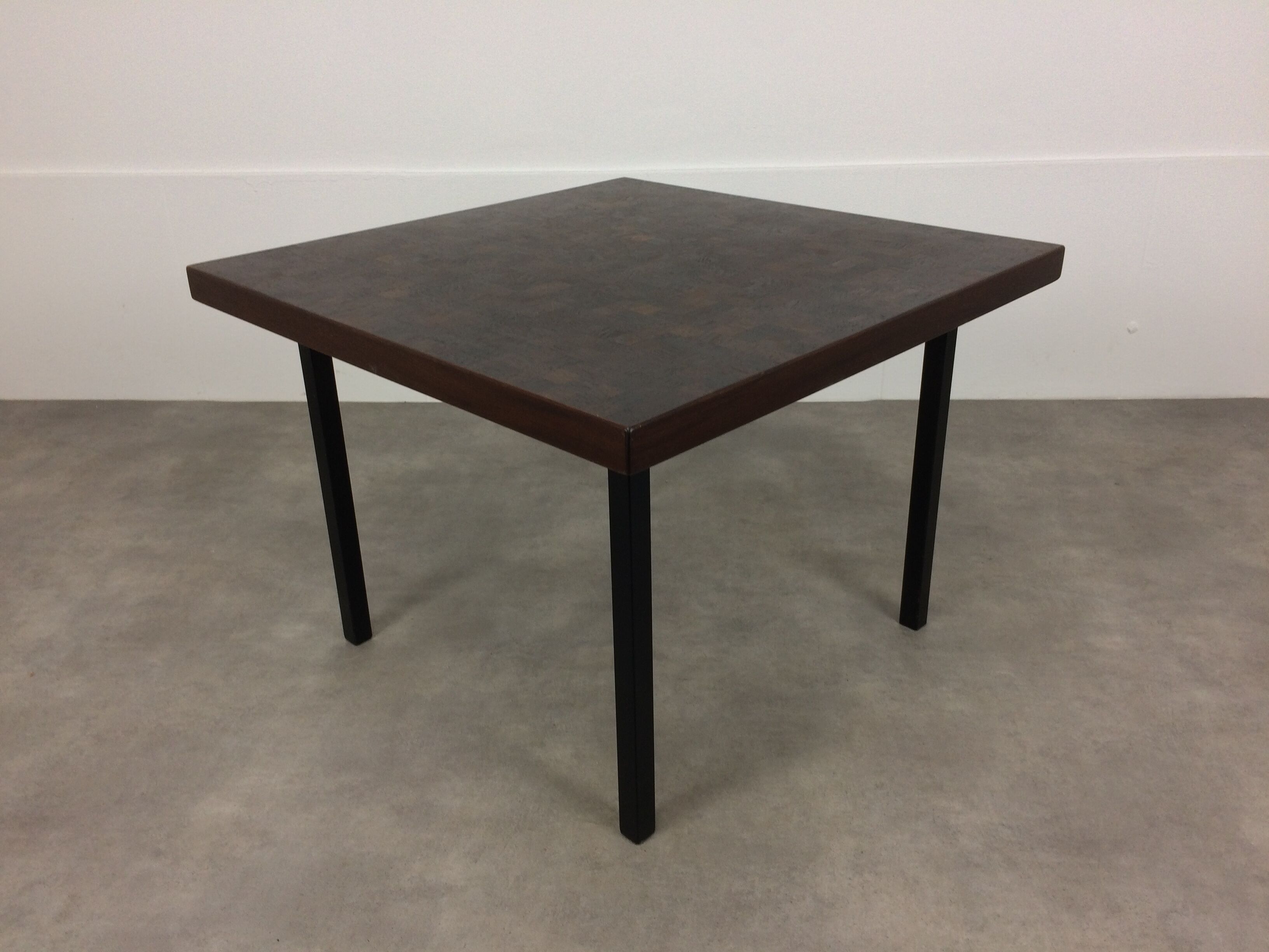 Table basse Dieter Waeckerlin en marqueterie de bois de palmier