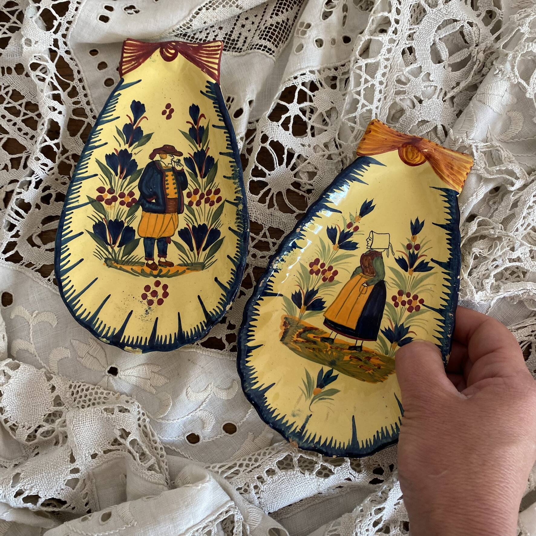 Shell-shaped butter dishes by Henriot Quimper for placing or hanging.
