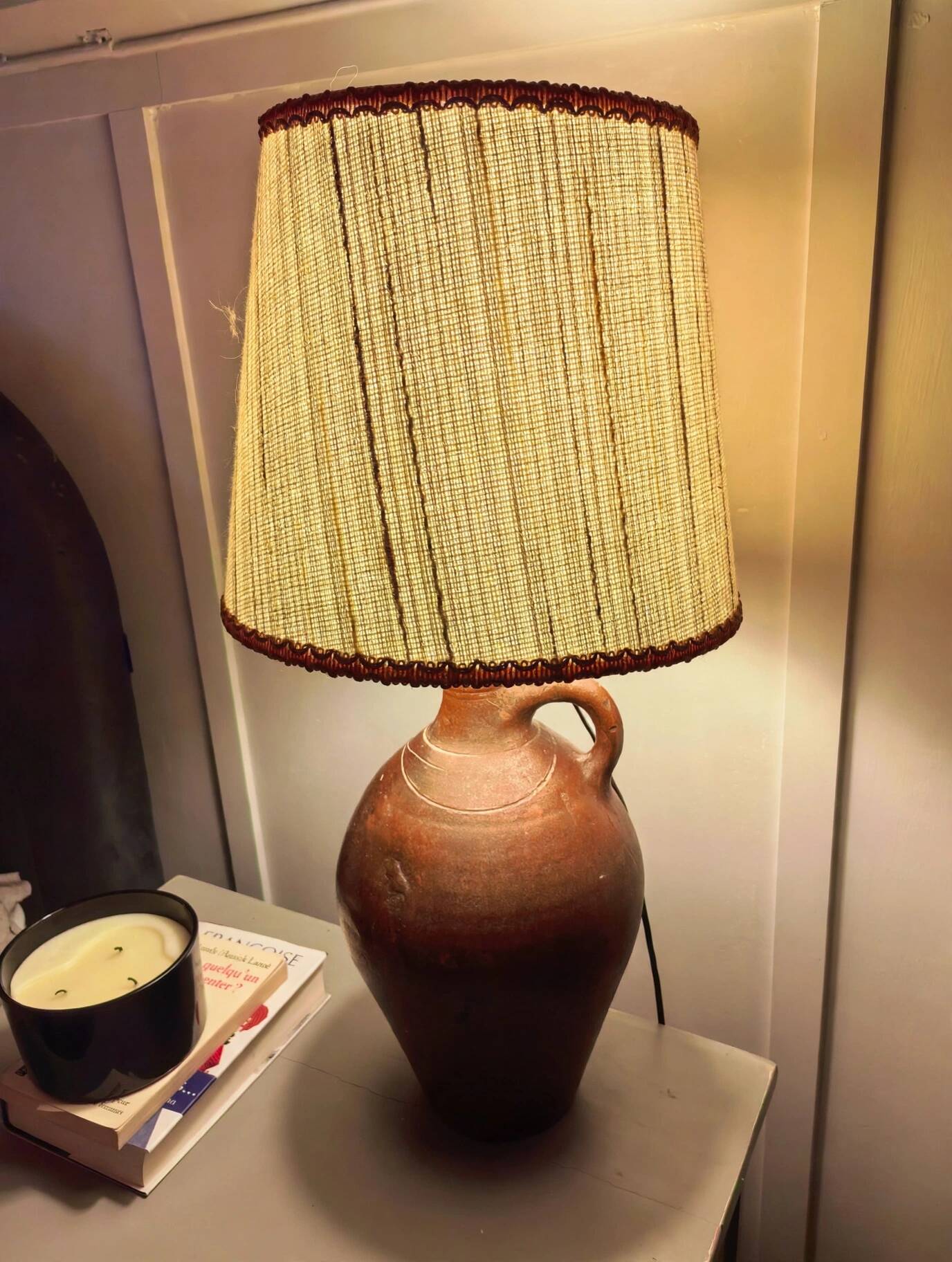 Lampe de table cruche en grès vernis, l'abat jour en jute tissé 70s