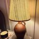 Lampe de table cruche en grès vernis, l'abat jour en jute tissé 70s