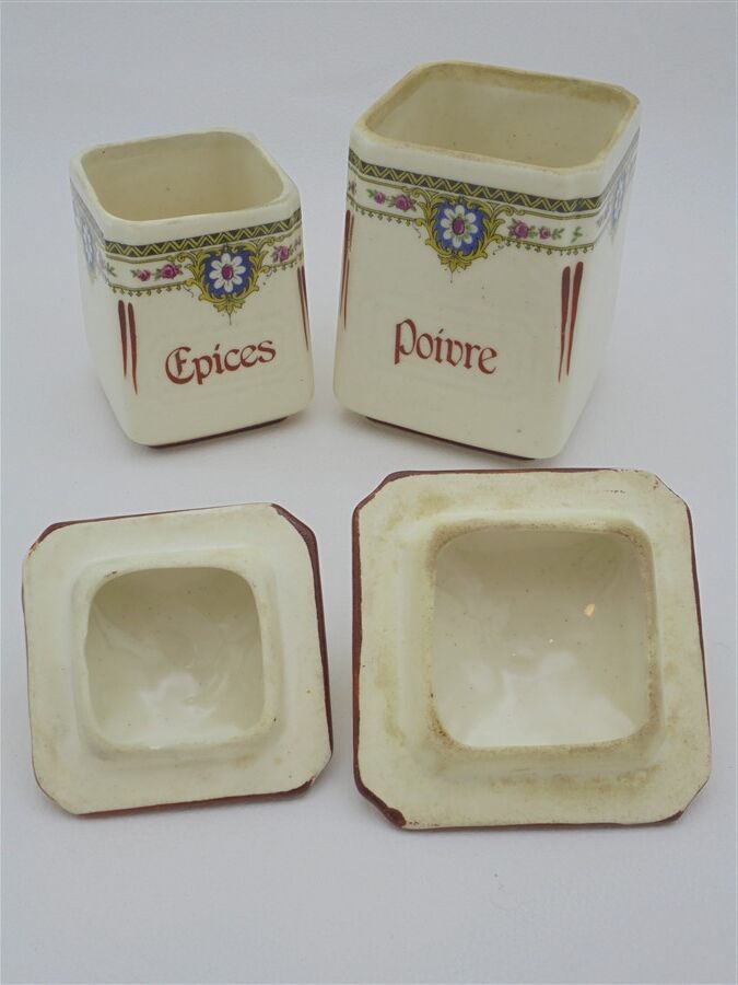 Duo of spice pots